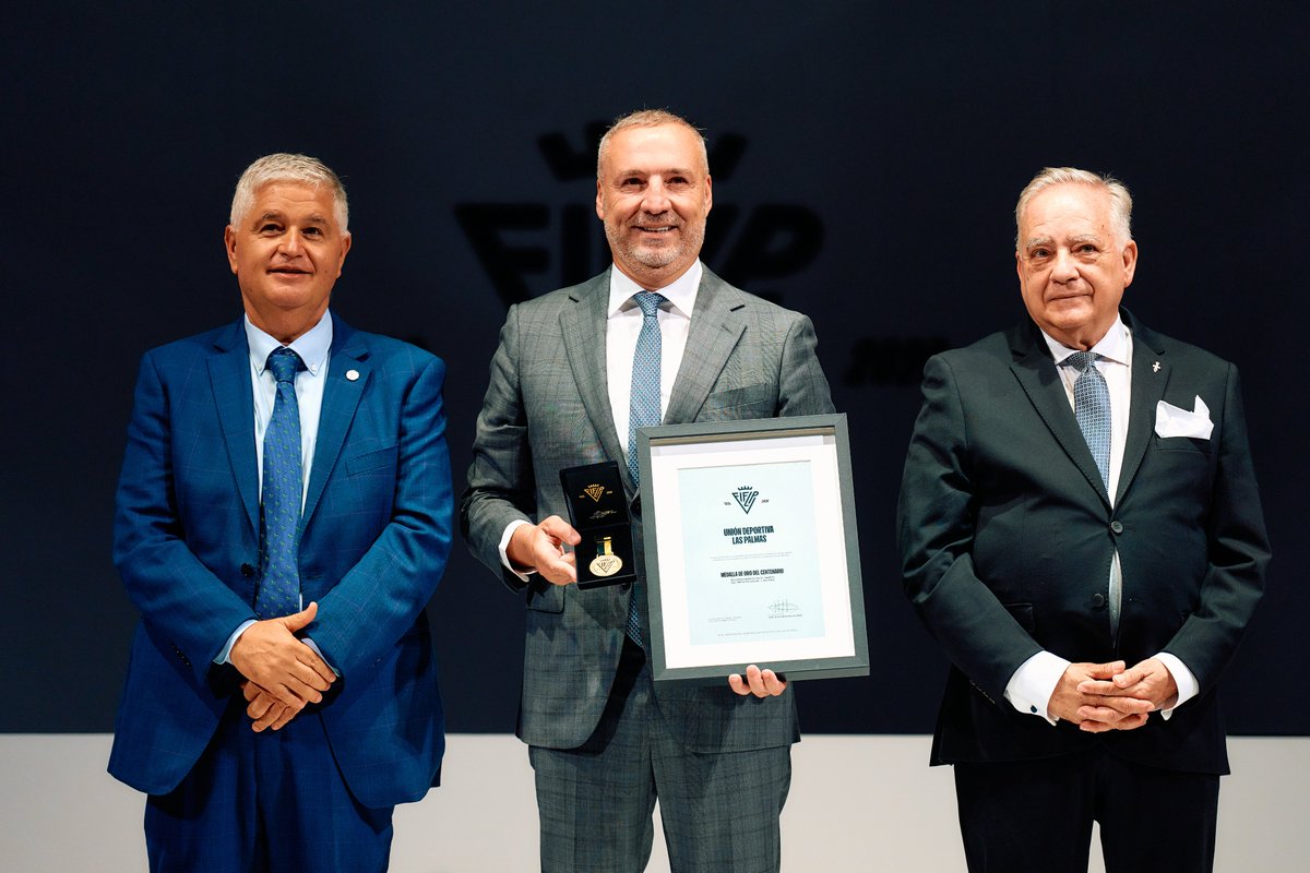 RFIFLP's tweet photo. 🗣️ | @arencibiajj: "La Medalla de Oro a la @UDLP_Oficial supone un espaldarazo para reconocer a un club con más de 75 años de historia"

👉El presidente de la RFIFLP ensalza la labor social y repasa los avances en las obras del Estadio de Gran Canaria

🔗https://t.co/vrxItL5nbr https://t.co/hASKbYTTZ9