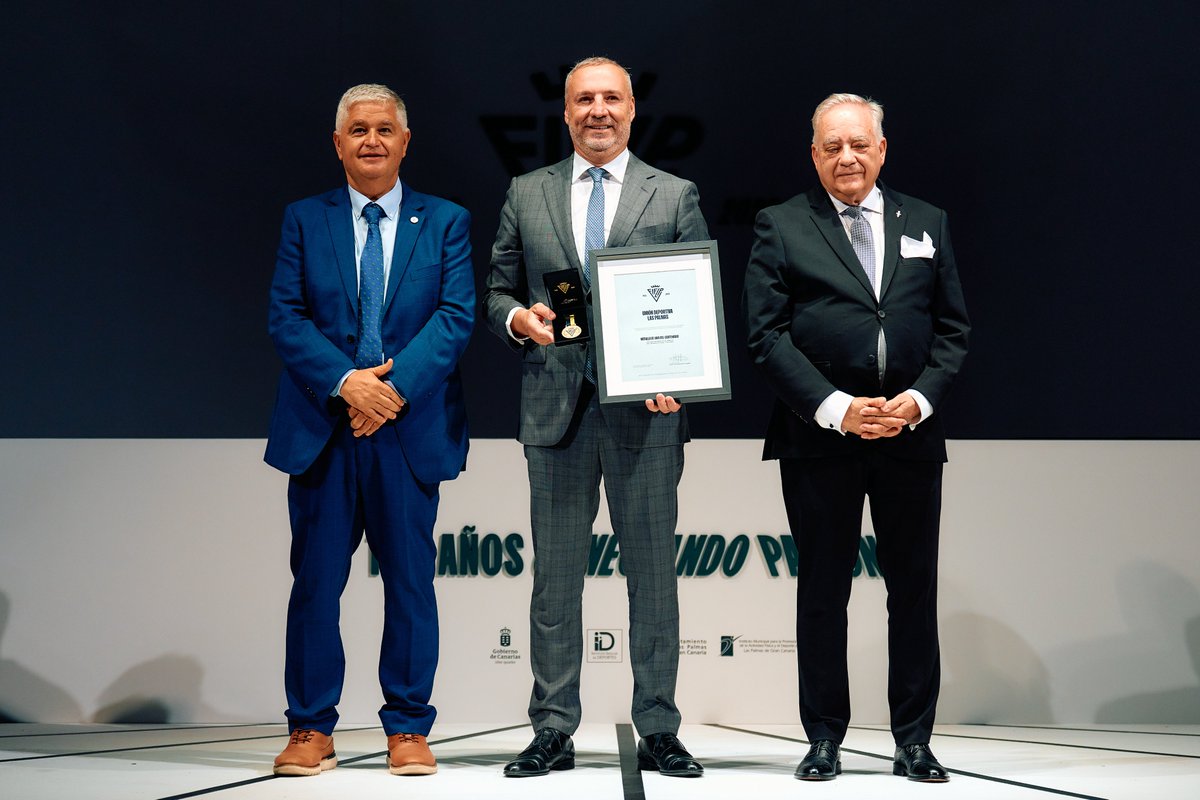 RFIFLP's tweet photo. 🗣️ | @arencibiajj: "La Medalla de Oro a la @UDLP_Oficial supone un espaldarazo para reconocer a un club con más de 75 años de historia"

👉El presidente de la RFIFLP ensalza la labor social y repasa los avances en las obras del Estadio de Gran Canaria

🔗https://t.co/vrxItL5nbr https://t.co/hASKbYTTZ9