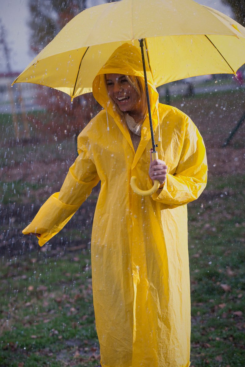 aelib404165's tweet photo. A stranger in the rain gave me their unused umbrella when I realized I left mine at home. Small kindness makes a big day! https://t.co/bvbxwLInSW