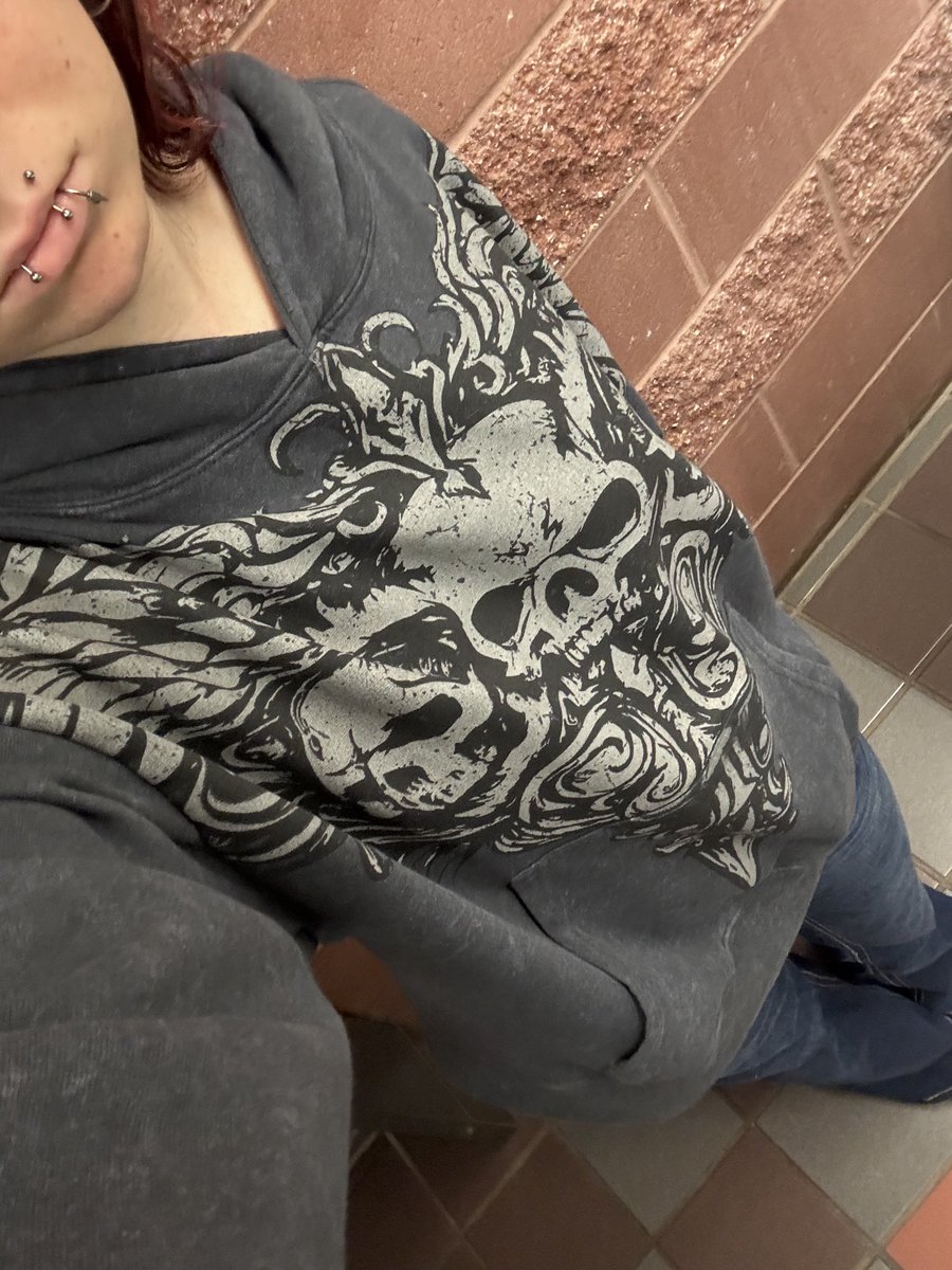 secretskatebtl's tweet photo. bum ass fit in the school bathroom :P https://t.co/vLTvmpw2LB