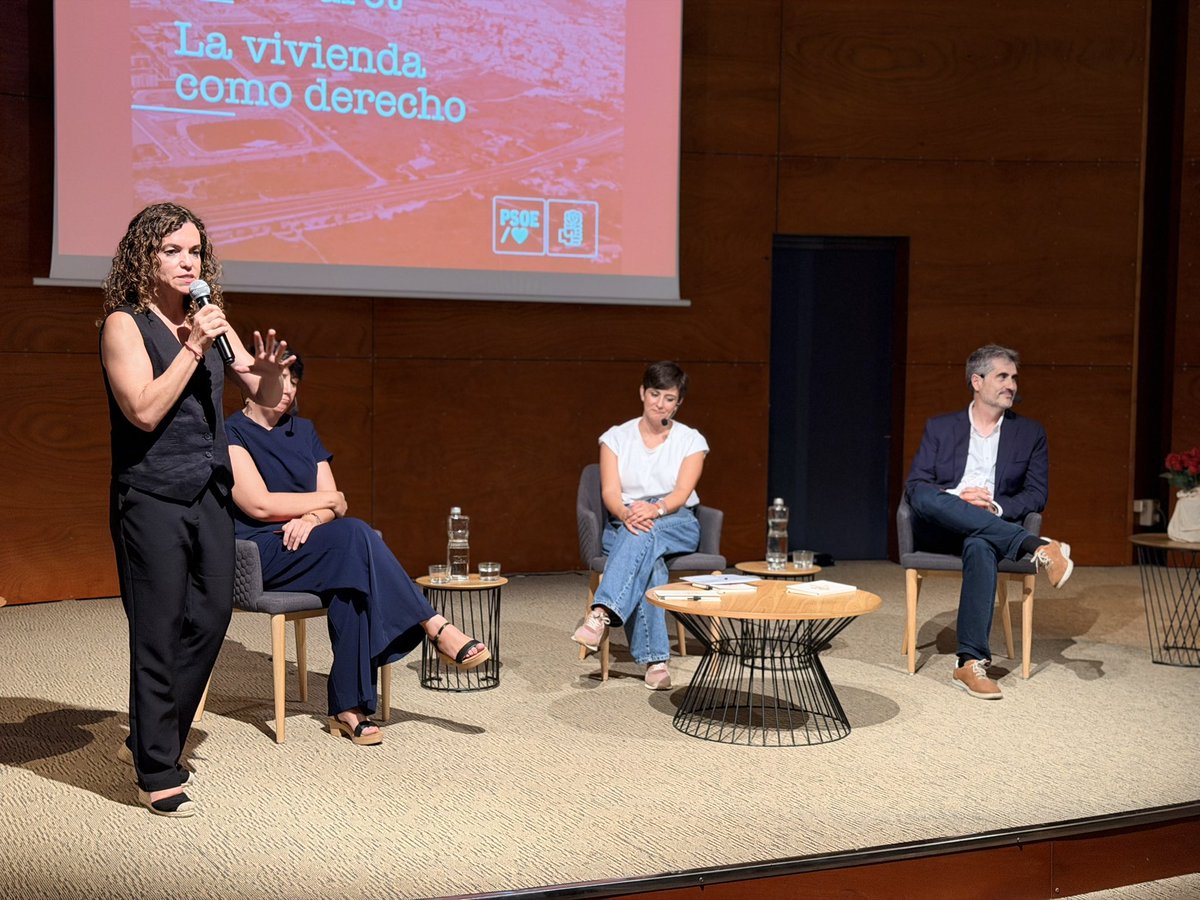 Rosanchezgrau's tweet photo. Durant la trobada que he tingut amb els companys i companyes de @FSEPSOE hem dit fort i clar que les Balears no estan en venda!

Per això, quan recuperem el Govern el 2027, restringirem la compra de segones residències a no residents a les Balears.

Perquè l’habitatge ha de ser per a la ciutadania d’aquestes illes i no per l’especulació