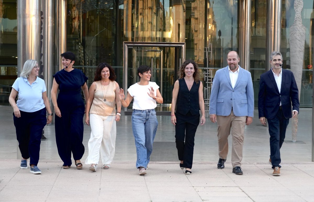 Rosanchezgrau's tweet photo. Durant la trobada que he tingut amb els companys i companyes de @FSEPSOE hem dit fort i clar que les Balears no estan en venda!

Per això, quan recuperem el Govern el 2027, restringirem la compra de segones residències a no residents a les Balears.

Perquè l’habitatge ha de ser per a la ciutadania d’aquestes illes i no per l’especulació