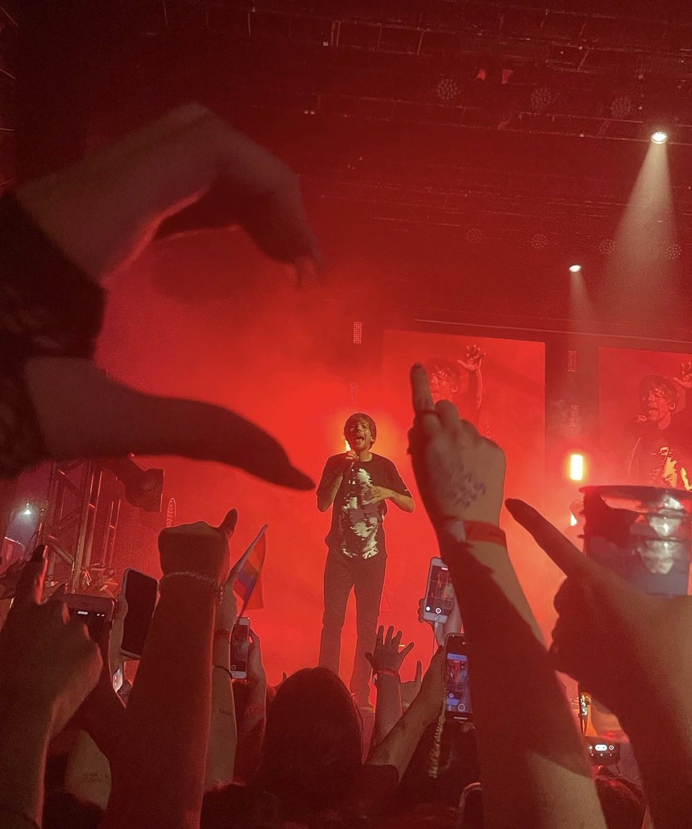 shetastesback's tweet photo. amo o louis com todo o meu coração mas que sdds da era de walls
acho q nem vou no show dele ano q vem mas no ltwt eu tava assim grudadinha no palco https://t.co/xgAX2AfVUi