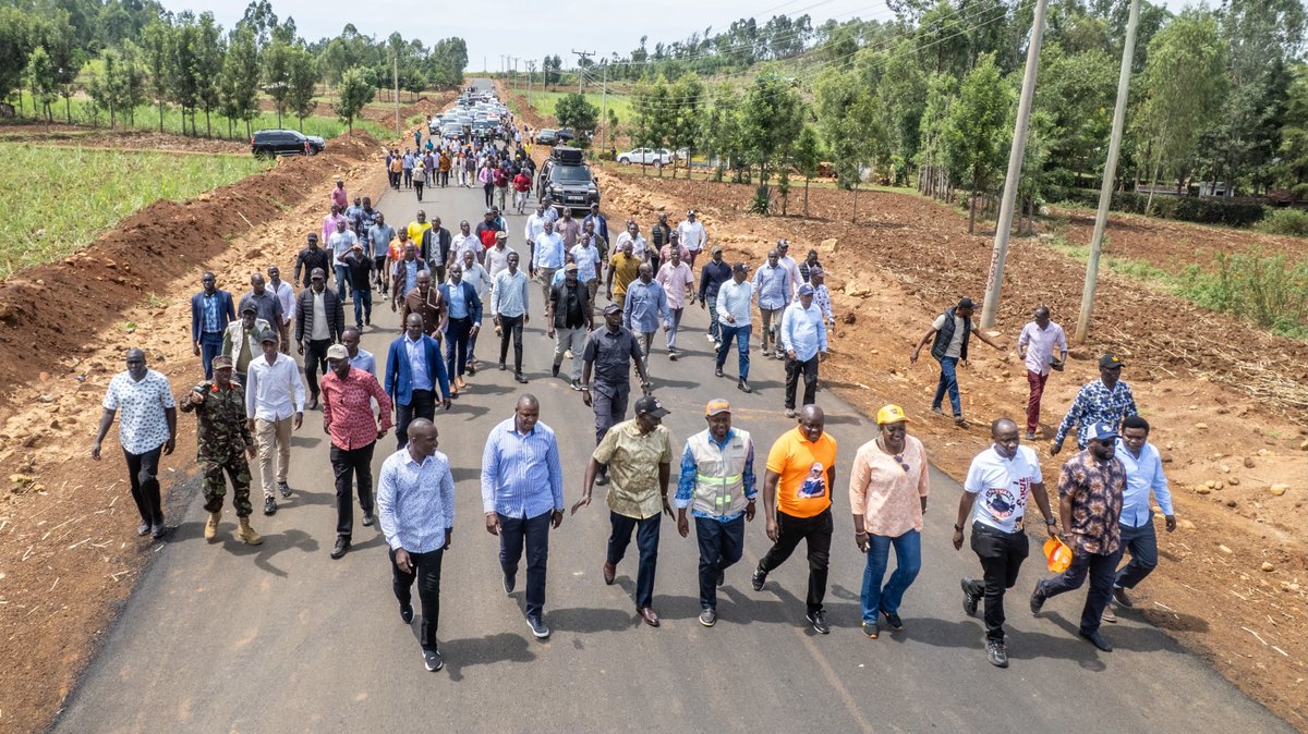 ungoverned_mind's tweet photo. President William Ruto inspecting construction of Stella-Sibuoche-Gogo Road, Uriri and later addressing wananchi at Sibuoche centre, Migori #MigoriFocus https://t.co/sIUpVoXjRa