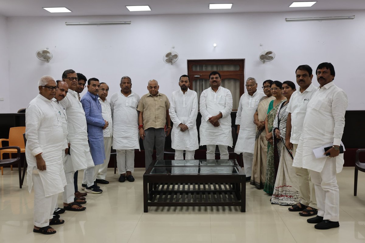 Nishantjdu81's tweet photo. पटना स्नातक MLC चुनाव की तैयारियों को लेकर आज जदयू प्रदेश अध्यक्ष श्री @JDUUmeshSingh  जी की अध्यक्षता में आयोजित महत्वपूर्ण बैठक में विस्तृत चर्चा हुई।

बैठक में चुनाव की तैयारियों, संगठन की सक्रियता, आपसी समन्वय और आगामी कार्ययोजना को लेकर वरिष्ठ साथियों एवं कार्यकर्ताओं के साथ विचार विमर्श किया। चुनाव को लेकर संगठन को बूथ स्तर तक और अधिक मजबूत करने तथा सभी साथियों के साथ बेहतर समन्वय के साथ आगे बढ़ने के लिए आवश्यक दिशा निर्देश दिए।

इस अवसर पर हरनौत विधायक श्री हरिनारायण जी, पूर्व हिलसा विधायक श्रीमती उषा सिन्हा, पूर्व इस्लामपुर विधायक श्रीमती प्रतिमा सिन्हा, MLC श्रीमती रीना यादव, राजगीर विधायक श्री कौशल किशोर, पूर्व विधायक एवं राष्ट्रीय महासचिव इंजीनियर सुनील जी, पूर्व MLC श्री राजू यादव, हिलसा विधायक श्री कृष्ण मुरारी शरण, MLC श्री संजय गांधी, इस्लामपुर विधायक श्री रुहैल रंजन, अस्थावां विधायक श्री जितेंद्र कुमार, सांसद श्री कौशलेंद्र कुमार, MLC श्री नीरज कुमार और MLC श्री ललन सराफ उपस्थित रहे।

आगामी चुनाव के लिए संगठन की मजबूती, बेहतर तालमेल और प्रभावी तैयारी के साथ पूरी ऊर्जा से कार्य करने का संकल्प हम सभी ने मिलकर दोहराया।