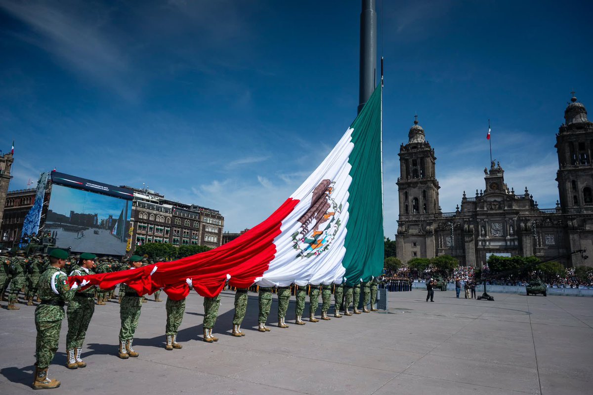 Pemex's tweet photo. La historia de México 🇲🇽🔔 también se honra a través de sus símbolos, tradiciones y los homenajes que mantienen vivo el orgullo y grandeza nacional.

Durante el Desfile Cívico Militar, nuestro Director General, Juan Carlos Carpio Fragoso, acompañó a la Presidenta @Claudiashein en un recorrido que nos acerca a las raíces de la Independencia y a los ideales que dieron origen a nuestra nación.

Desde #Pemex 🛢️⛽️refrendamos el orgullo de ser parte de la historia de México y el compromiso de seguir trabajando por el bienestar de las y los mexicanos.
