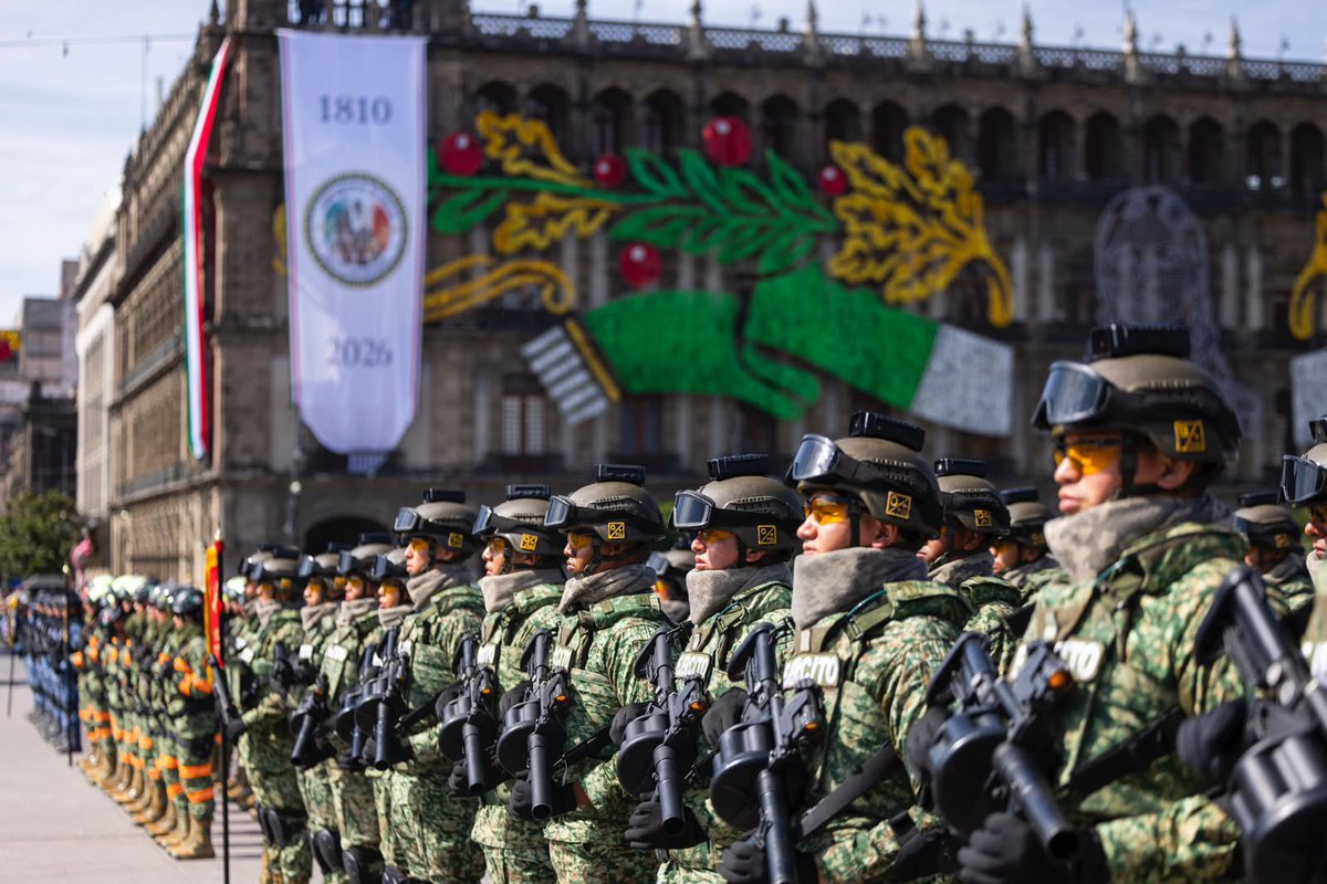 Pemex's tweet photo. La historia de México 🇲🇽🔔 también se honra a través de sus símbolos, tradiciones y los homenajes que mantienen vivo el orgullo y grandeza nacional.

Durante el Desfile Cívico Militar, nuestro Director General, Juan Carlos Carpio Fragoso, acompañó a la Presidenta @Claudiashein en un recorrido que nos acerca a las raíces de la Independencia y a los ideales que dieron origen a nuestra nación.

Desde #Pemex 🛢️⛽️refrendamos el orgullo de ser parte de la historia de México y el compromiso de seguir trabajando por el bienestar de las y los mexicanos.