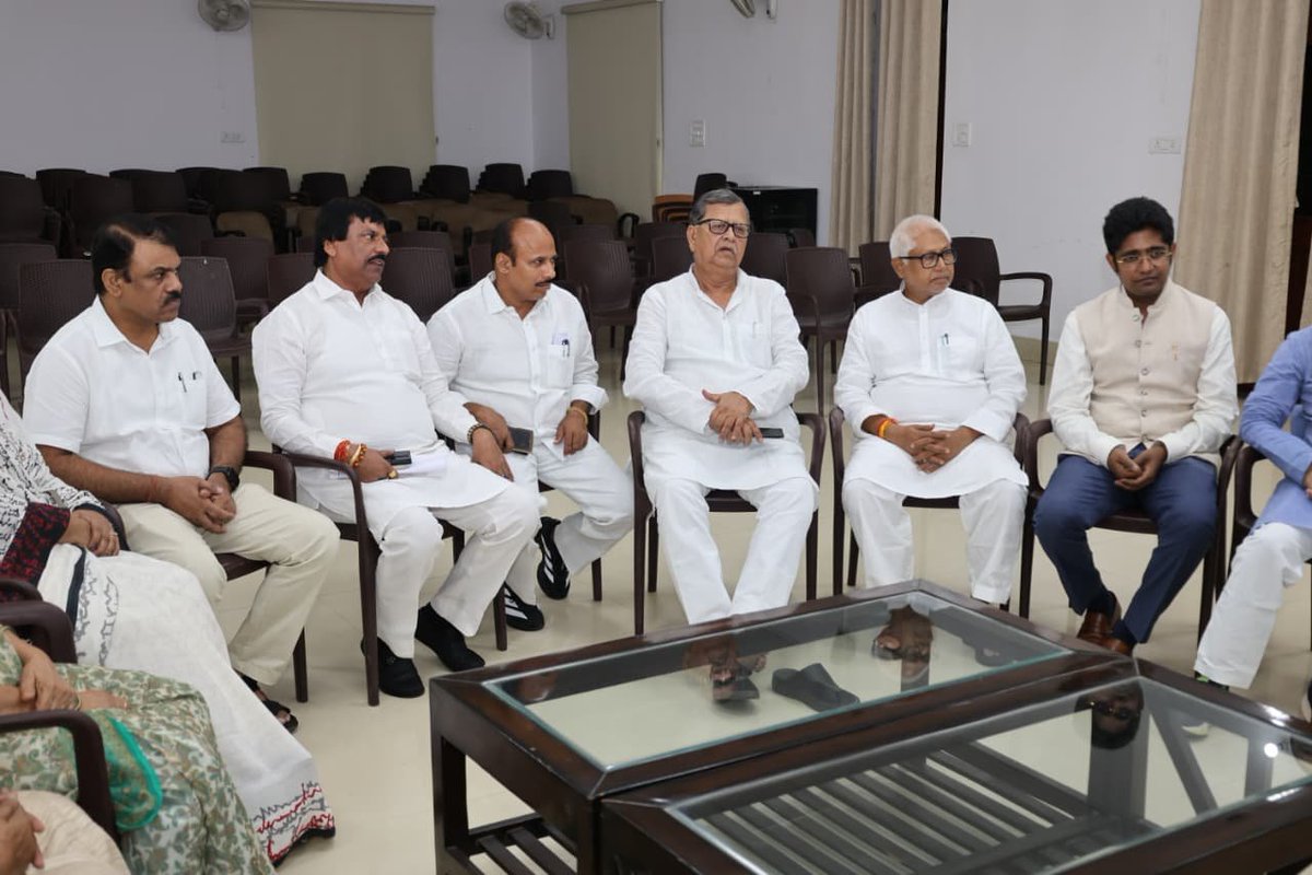 Nishantjdu81's tweet photo. पटना स्नातक MLC चुनाव की तैयारियों को लेकर आज जदयू प्रदेश अध्यक्ष श्री @JDUUmeshSingh  जी की अध्यक्षता में आयोजित महत्वपूर्ण बैठक में विस्तृत चर्चा हुई।

बैठक में चुनाव की तैयारियों, संगठन की सक्रियता, आपसी समन्वय और आगामी कार्ययोजना को लेकर वरिष्ठ साथियों एवं कार्यकर्ताओं के साथ विचार विमर्श किया। चुनाव को लेकर संगठन को बूथ स्तर तक और अधिक मजबूत करने तथा सभी साथियों के साथ बेहतर समन्वय के साथ आगे बढ़ने के लिए आवश्यक दिशा निर्देश दिए।

इस अवसर पर हरनौत विधायक श्री हरिनारायण जी, पूर्व हिलसा विधायक श्रीमती उषा सिन्हा, पूर्व इस्लामपुर विधायक श्रीमती प्रतिमा सिन्हा, MLC श्रीमती रीना यादव, राजगीर विधायक श्री कौशल किशोर, पूर्व विधायक एवं राष्ट्रीय महासचिव इंजीनियर सुनील जी, पूर्व MLC श्री राजू यादव, हिलसा विधायक श्री कृष्ण मुरारी शरण, MLC श्री संजय गांधी, इस्लामपुर विधायक श्री रुहैल रंजन, अस्थावां विधायक श्री जितेंद्र कुमार, सांसद श्री कौशलेंद्र कुमार, MLC श्री नीरज कुमार और MLC श्री ललन सराफ उपस्थित रहे।

आगामी चुनाव के लिए संगठन की मजबूती, बेहतर तालमेल और प्रभावी तैयारी के साथ पूरी ऊर्जा से कार्य करने का संकल्प हम सभी ने मिलकर दोहराया।