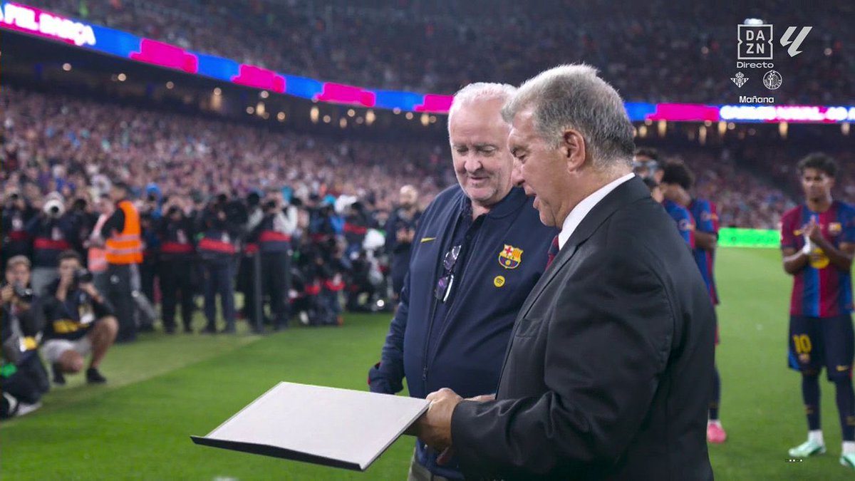 BarcaFRNews's tweet photo. L’hommage du club à une légende, Carles Naval ! 

L’historique intendant de l’équipe première prendra sa retraite à la fin de la saison après plus de 50 ans a travailler pour le club.

Gracies Carles 💙❤️ https://t.co/2wVPVtCv37