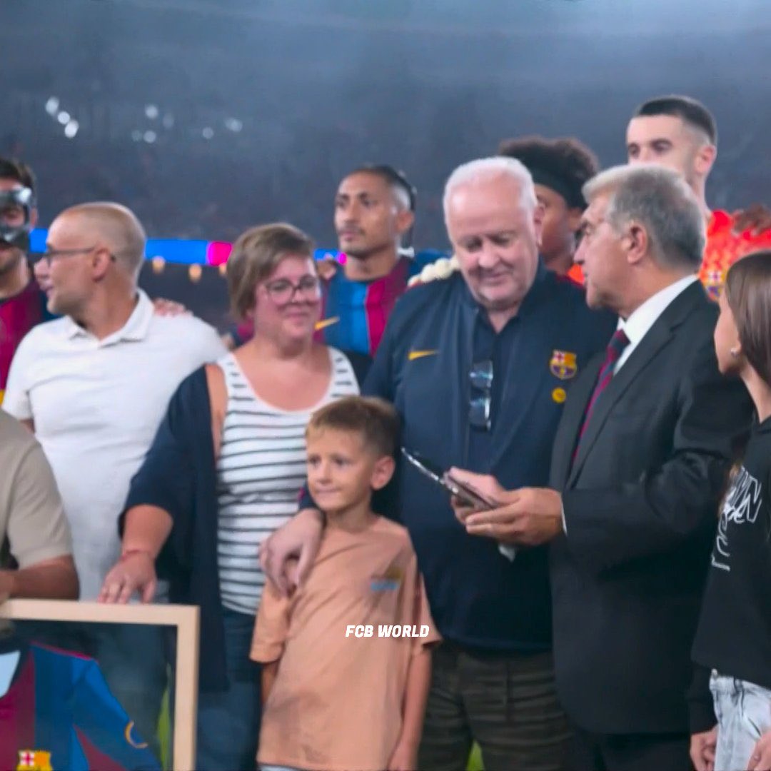 BarcaFRNews's tweet photo. L’hommage du club à une légende, Carles Naval ! 

L’historique intendant de l’équipe première prendra sa retraite à la fin de la saison après plus de 50 ans a travailler pour le club.

Gracies Carles 💙❤️ https://t.co/2wVPVtCv37