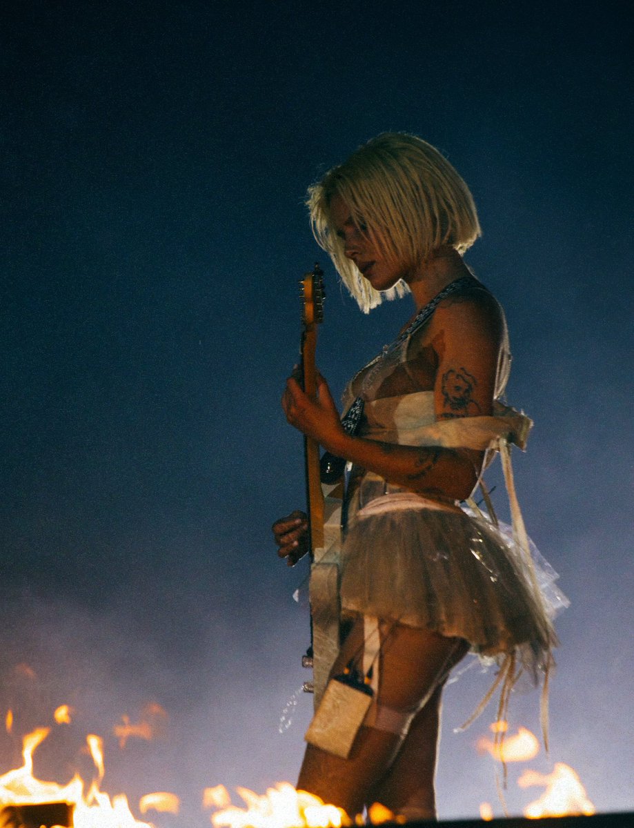 HALSEYBRSL's tweet photo. Halsey no Rock in Rio 🔥 https://t.co/T5Ei40nDz1