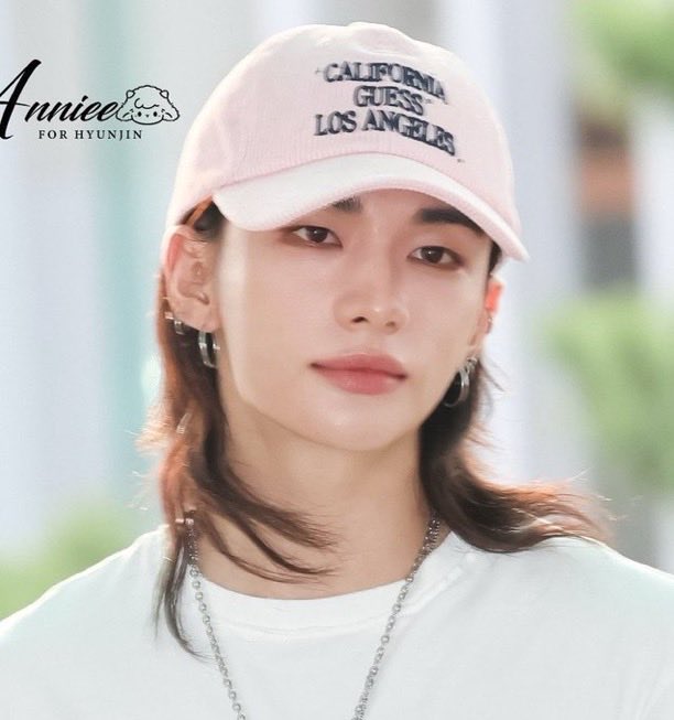 HyunQuill37448's tweet photo. Let’s get one thing straight, NO ONE “looks like Hyunjin”. https://t.co/71rfkdS6eo