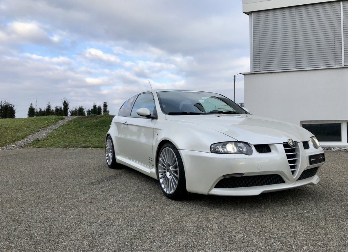 alfistivirus's tweet photo. If it's a 3.2 V6 engine, it could be an Alfa Romeo; if it has three doors, then it's a GTA - our Bella https://t.co/PLYDbQvs8y