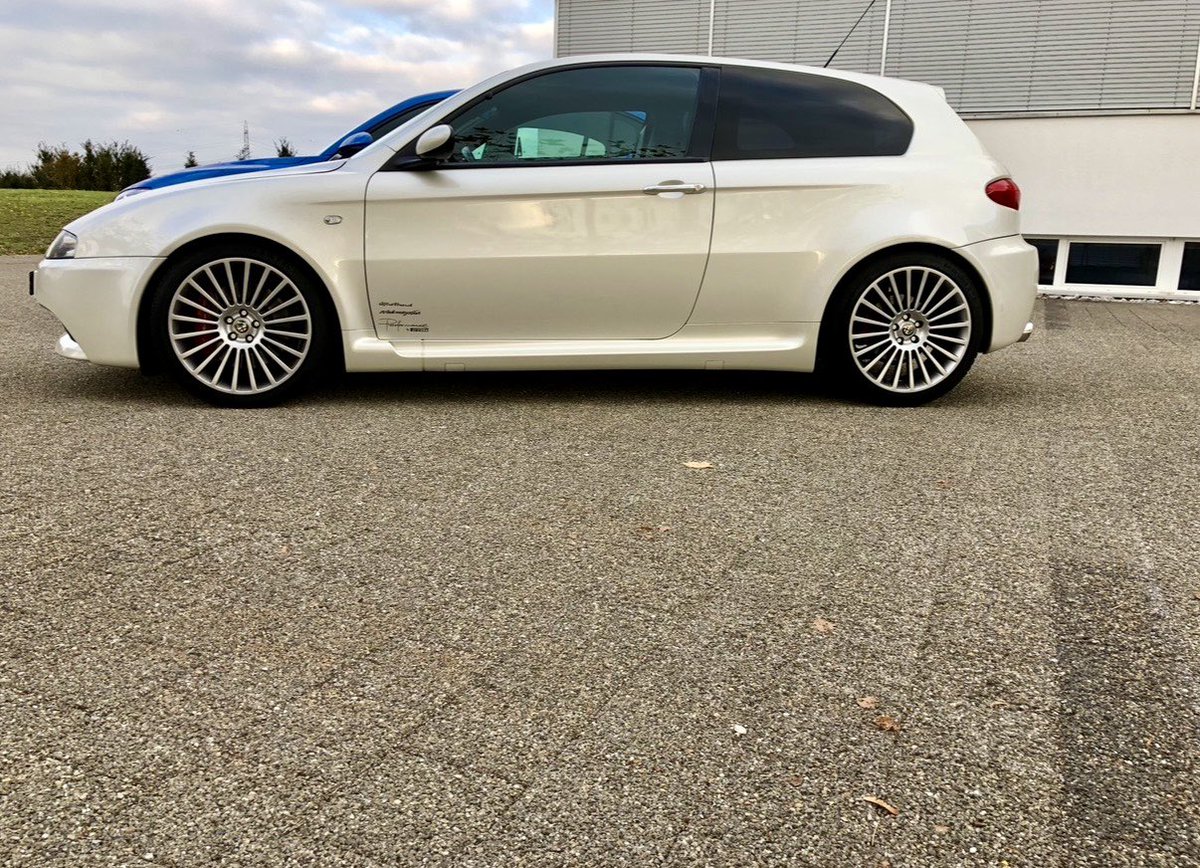 alfistivirus's tweet photo. If it's a 3.2 V6 engine, it could be an Alfa Romeo; if it has three doors, then it's a GTA - our Bella https://t.co/PLYDbQvs8y