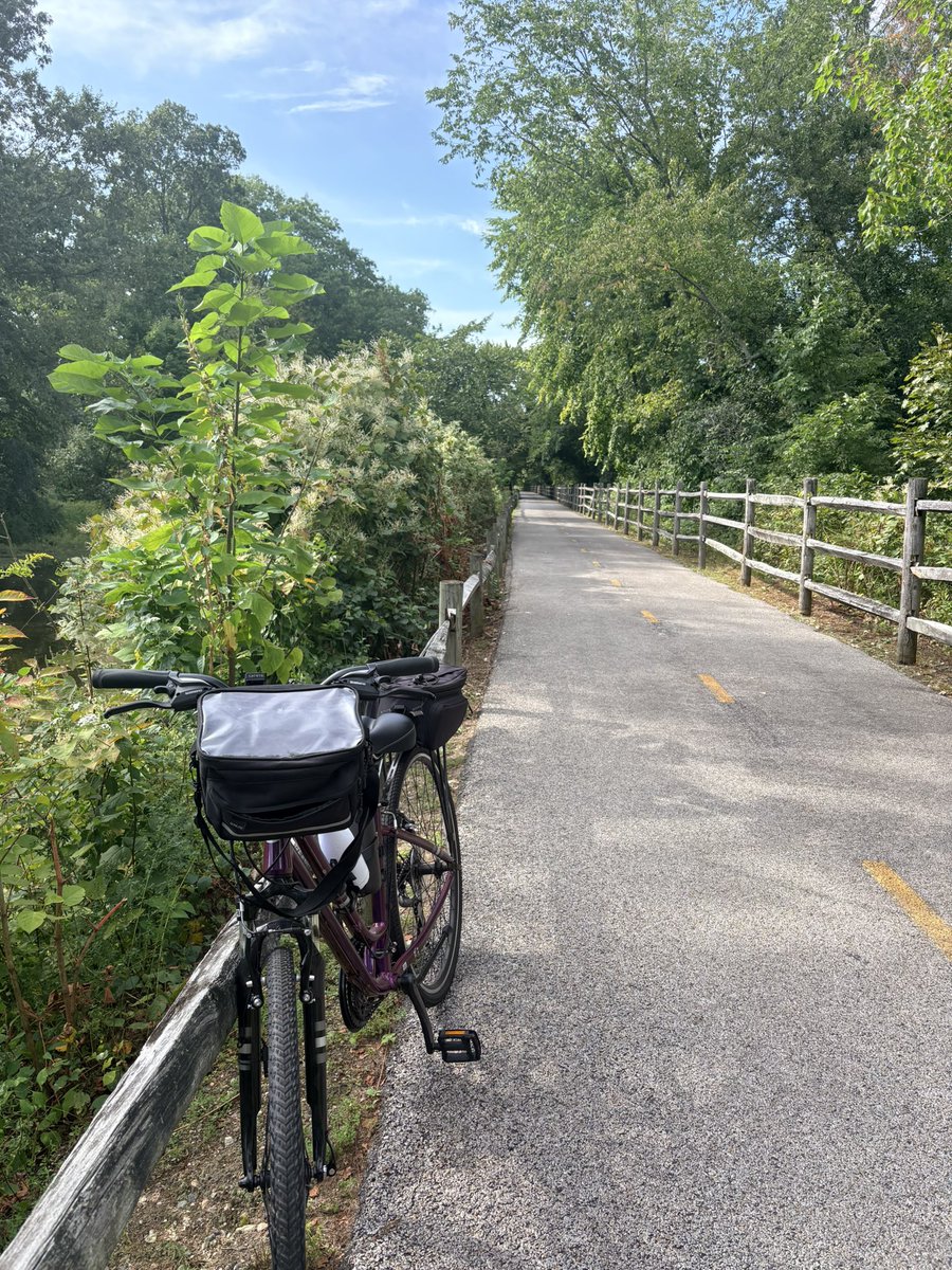 LSBofEBB's tweet photo. Perfect day for my last ride of the season. Pollinator garden was my highlight today with a lesson on my ABC's...Asters, Bees & Cabbage White Butterfly ๐
#RhodeIsland #iphonepic #bikeride #getoutsideandmove https://t.co/HVX4dQTkAi