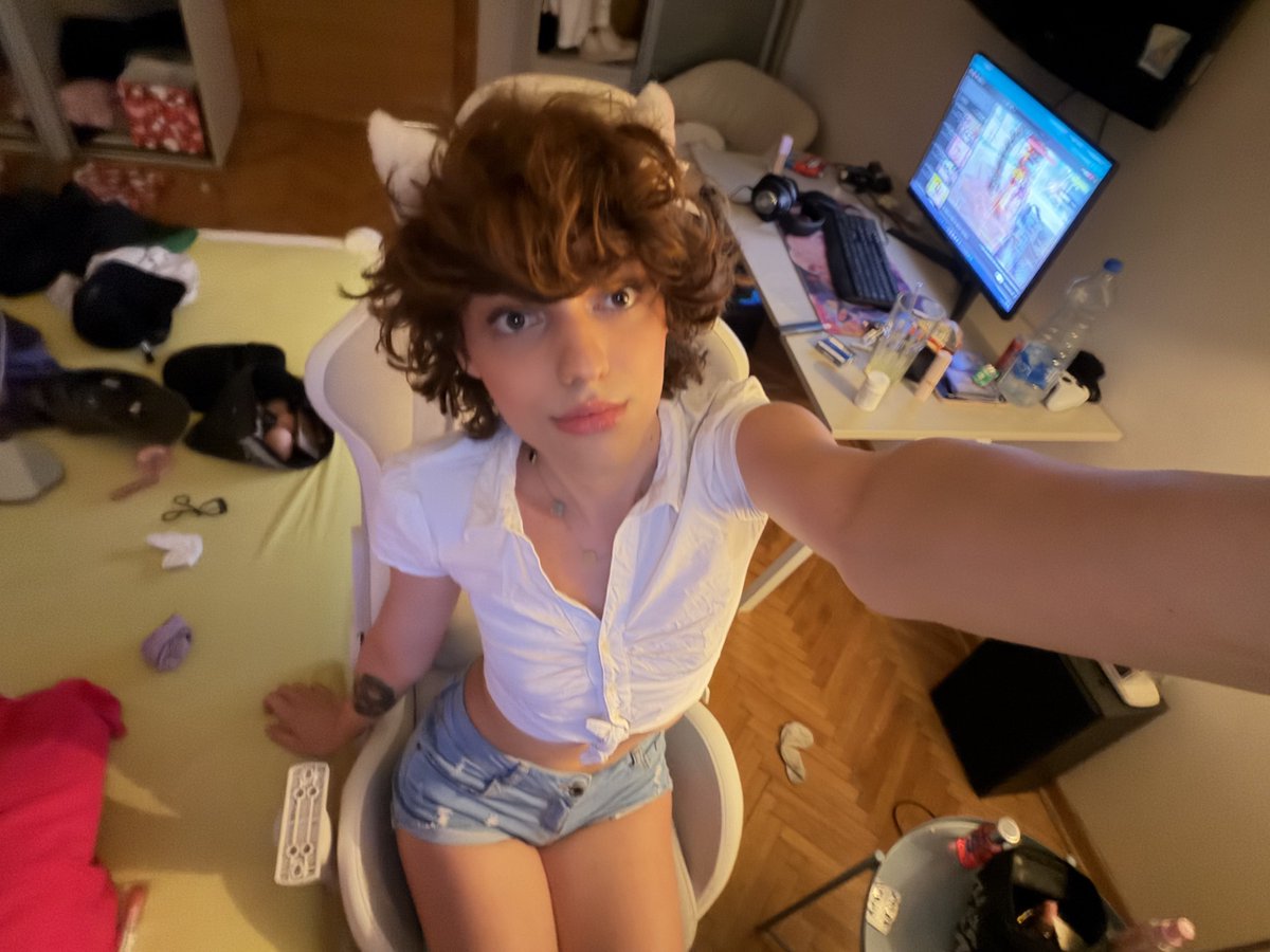 grrrrrrool's tweet photo. housekeeping? #femboy https://t.co/br2bqRWvwW