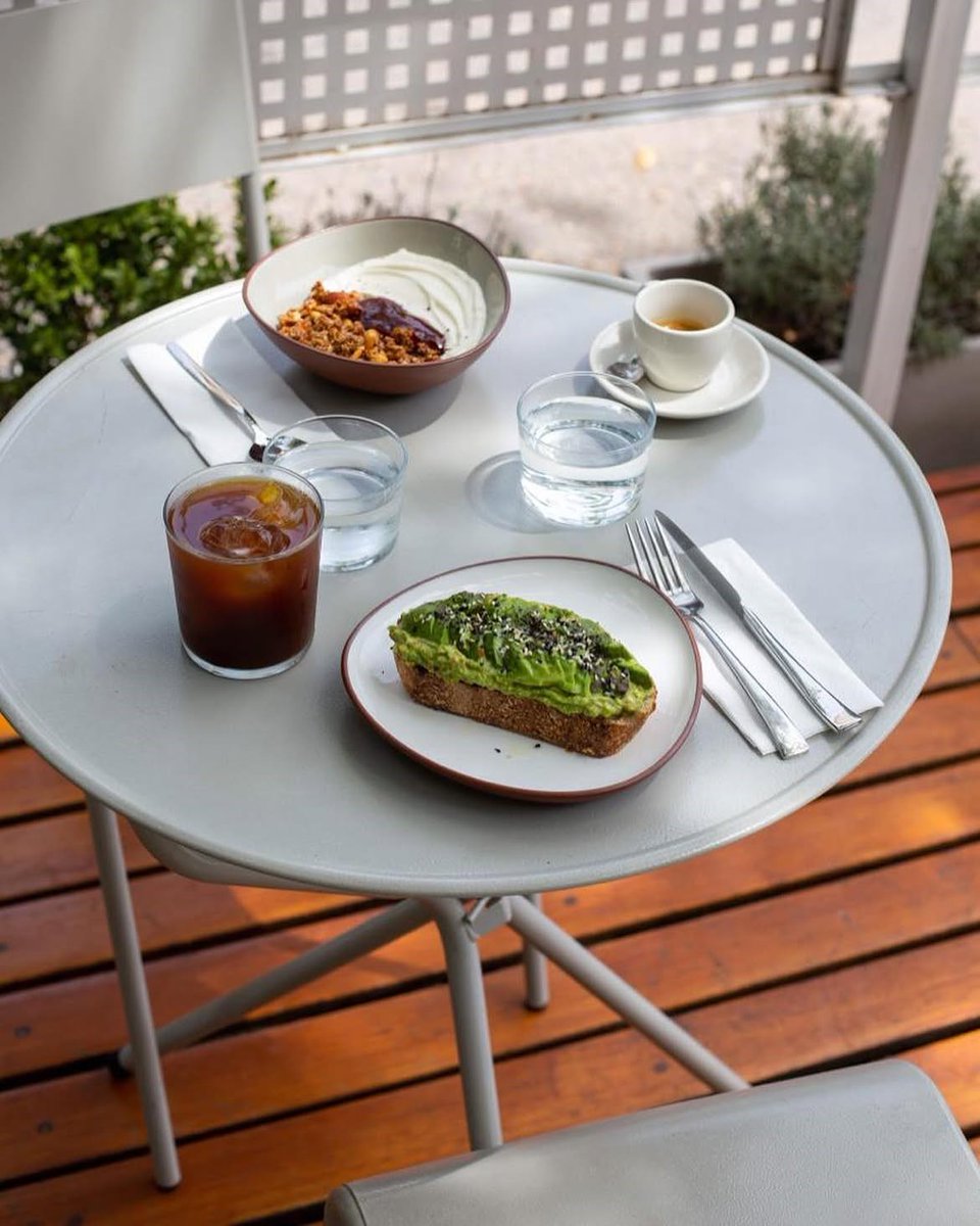 clarincom's tweet photo. ELIGIERON LAS 100 MEJORES CAFETERÍAS DE ARGENTINA

Tres, una cafetería de Colegiales que tuesta su propio café, quedó primera en la edición inaugural de The Best Coffee Shops Argentina 2026. El ranking reunió a 381 candidatos de todo el país y combinó el voto del público con la evaluación de un jurado especializado.

El top 10

— Tres (Colegiales)

— Blanca Studio (Chacarita)

— Ciro (Puerto Madero y Palermo)

— Vive Café (Palermo)

— Cuervo Café (Chacarita)

— Blanca (Palermo Chico)

— Negro (San Nicolás)

— Calafate Coffee Roasters (Santa Cruz)

— Meme (Palermo)

— Raíz (Villa Crespo)

Dónde queda Tres: https://t.co/lwrup3EAtq

(+) en Clarín: https://t.co/QMOEfTsHhP