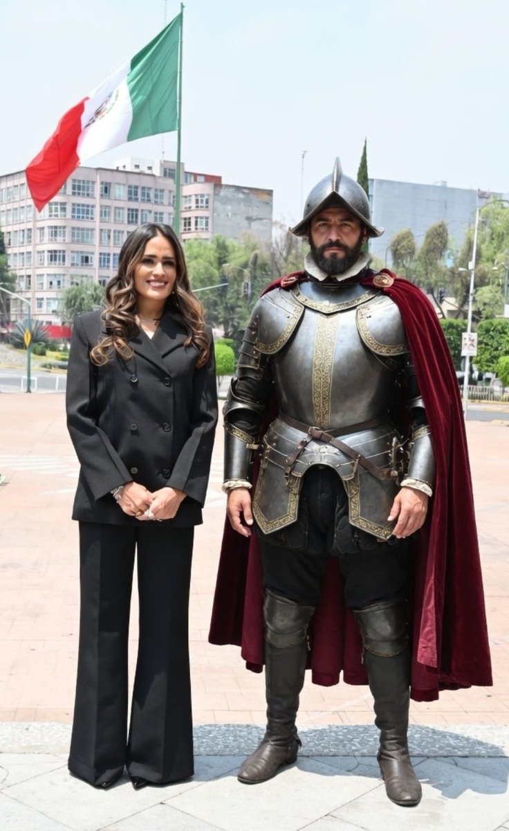 eltemagv's tweet photo. @AlessandraRdlv Entendemos que no lo puedas explicar.

Es normal, sólo pasas 1 día con la bandera de México, posando para la foto.

El resto del año le rindes homenaje a España, la monarquía y Hernán Cortés.

#AlcaldesaDePocaMonta https://t.co/9pbPq8A3ah