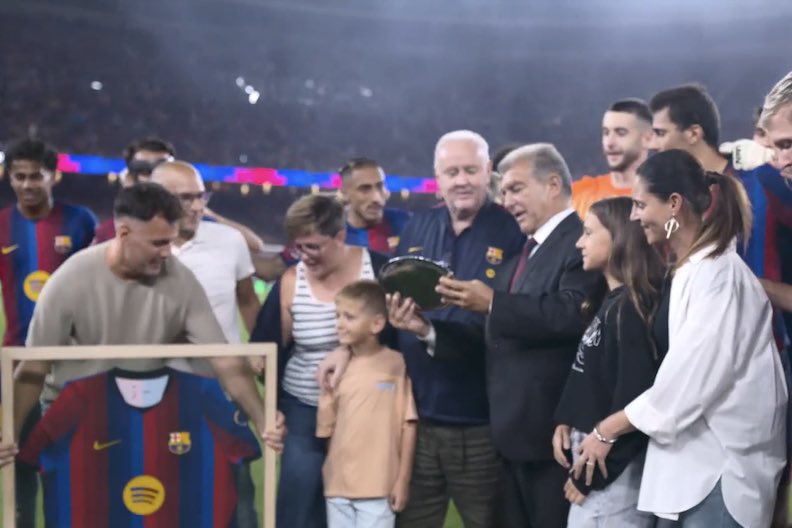 INIE8TAZO's tweet photo. 40 años como delegado del Barça.

Qué honor tener a Carles Naval 👏🏻💙❤️ https://t.co/8Qj0dXR37Y