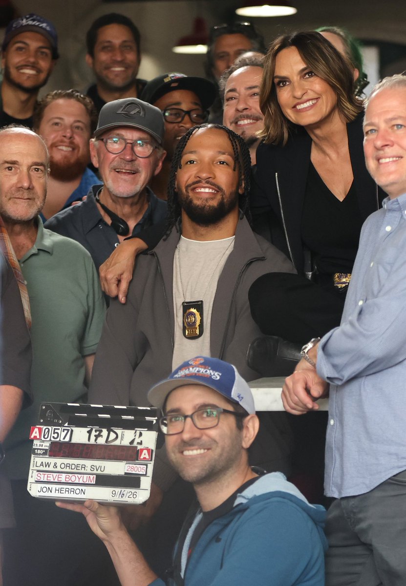 ComplexSports's tweet photo. Jalen Brunson and Mariska Hargitay linked on the set of ‘Law &amp; Order: SVU’ 👀🔥

(📸: Getty) https://t.co/CKqI9iKA7L