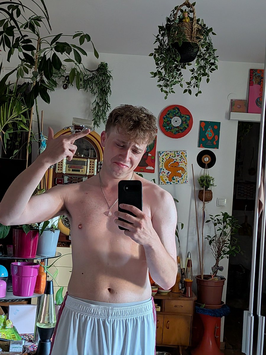 cash_peda's tweet photo. Ich kann dir gar nicht sagen, wie oft ich mich schon mit den Jungs wegen dir ausgelacht habe. Die Sachen die du fetischierst und wo dein Mini Pimmel hart wird, schon ziemlich erbärmlich, oder? Du Faggy bist echt zum auslachen!😂 #findom #cashmaster #cashpig #paypig https://t.co/l3WnAhWq27