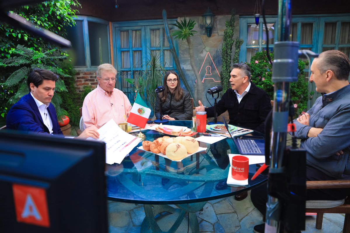 TaniaLariosMX's tweet photo. Tuve el gran honor de estar en Atypical con nuestro Presidente @alitomorenoc.

La oposición debe ser valiente y decidida para poner a México por encima de todo. Lo más importante es la defensa de las familias mexicanas, por eso es momento de sumar y construir una oposición sólida en una gran alianza para derrotar a Morena. 🇲🇽
