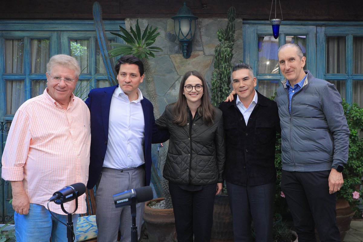 TaniaLariosMX's tweet photo. Tuve el gran honor de estar en Atypical con nuestro Presidente @alitomorenoc.

La oposición debe ser valiente y decidida para poner a México por encima de todo. Lo más importante es la defensa de las familias mexicanas, por eso es momento de sumar y construir una oposición sólida en una gran alianza para derrotar a Morena. 🇲🇽