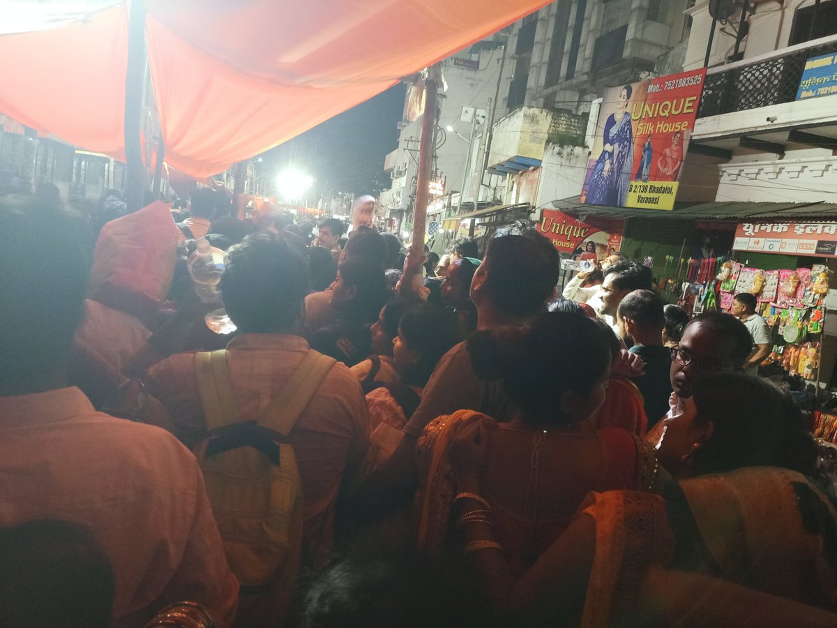 rashtriyahindud's tweet photo. @varanasipolice द्वारा लोलार्क मेला की लाइनें में हर बीस कदम पर बैरिकेडिंग खुला छोड़ दिया गया है जहां से लगातार बाहरी लोग बीस पच्चास की संख्या में घुस कर भगदड़ कर रहे और विवाद खड़ा हो रहा है।खुले बैरिकेडिंग के पास कोई पुलिस प्रशासन भी नहीं है। संज्ञान में लें विवाद खड़ा हो रहा है https://t.co/yCG9fhTlIm