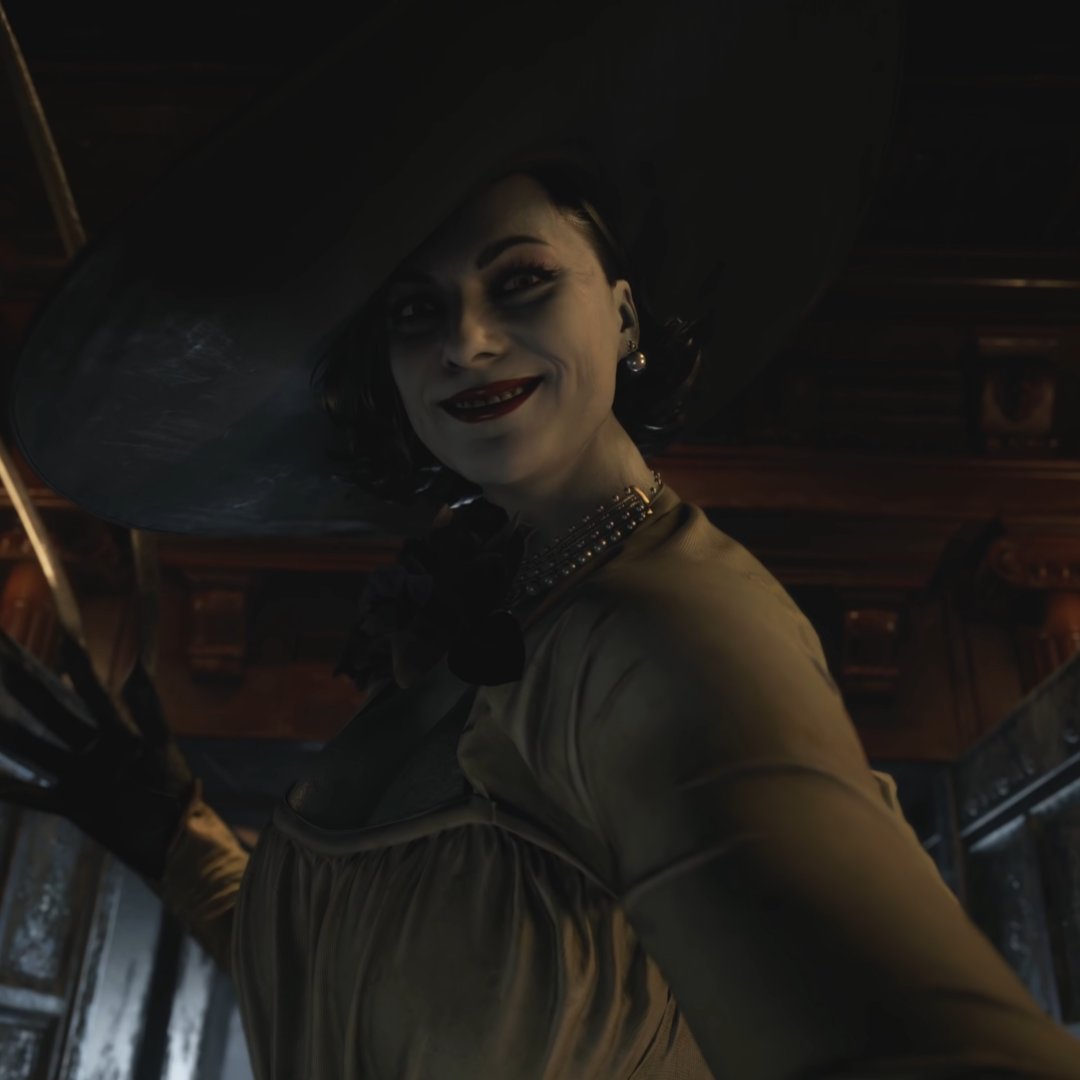ShiYoTendo's tweet photo. 🍿 Resident Evil : Zach Cregger a déjà son choix pour Lady Dimitrescu

Alors que le film Resident Evil sort aujourd’hui au cinéma, le réalisateur Zach Cregger révèle qu’il verrait bien Christina Hendricks dans le rôle de Lady Dimitrescu pour une éventuelle adaptation en live-action.

Le cinéaste précise toutefois que son film propose une histoire originale, sans Lady Dimitrescu ni autres personnages emblématiques de la saga.

Un choix qui vous plairait pour une éventuelle adaptation ?

📍 Source : @IGN