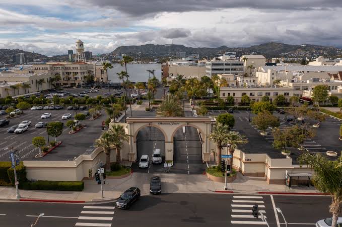SolaceCinema's tweet photo. Paramount is threatening to leave California if a settlement deal isn’t reached by October 1.

(Source: @TMZ) https://t.co/MEWMo6Rd7l