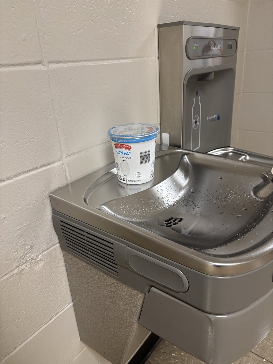 allih_15's tweet photo. thirsty but the only water fountain around is the fountain of malice and despair https://t.co/SsMLBwqPWn