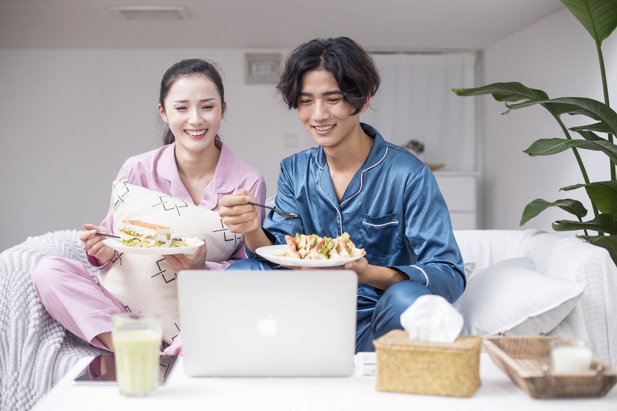 aelnr920906's tweet photo. My boyfriend stayed up late to make me hot instant noodles when I had a stomachache, and now we’re curled up on the couch watching my favorite cartoon https://t.co/8SOAs9oNoh