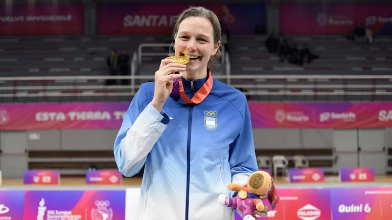 Talentoargen's tweet photo. ESTUDIÓ EN HARVARD, TRABAJA EN WALL STREET Y GANÓ EL ORO EN ESGRIMA EN LOS JUEGOS SURAMERICANOS 2026

Isabel Di Tella nació hace 33 años en Oxfordshire, Inglaterra, mientras sus padres cursaban sus doctorados. Su papá, Rafael Di Tella, fue esgrimista olímpico en Seúl 1988 y Barcelona 1992 y hoy es economista en Harvard. Su mamá, Astrid Steverlynck, fue esquiadora olímpica.

"Esgrima arranqué por mi papá", contó Isabel. Desde entonces lleva más de dos décadas entrenando espada. En paralelo cursó Matemática Aplicada en Harvard y un doctorado en Economía en el MIT. "Matemática porque me gusta. Igual diría que soy más economista que matemática".

Hace diez años vive en Estados Unidos. Hoy trabaja en un fondo de inversiones en Nueva York: nueve horas de oficina y tres de entrenamiento por día. "Es intenso, pero también llevo muchos años combinando estudios, trabajo y deporte".

En los Juegos Panamericanos de Santiago 2023 ganó el oro individual y le devolvió a la esgrima argentina una medalla dorada después de 44 años. Antes había sido bronce en Lima 2019, oro en los Suramericanos de Cochabamba 2018 y plata en Asunción 2022.

Ahora sumó otro oro: venció 15-12 a la peruana María Doig en la final de esgrima de los Juegos Suramericanos Santa Fe 2026. Cuando le preguntaron por su cábala, levantó parte del traje y mostró la camiseta de Racing que lleva debajo. "Por supuesto, siempre", respondió.