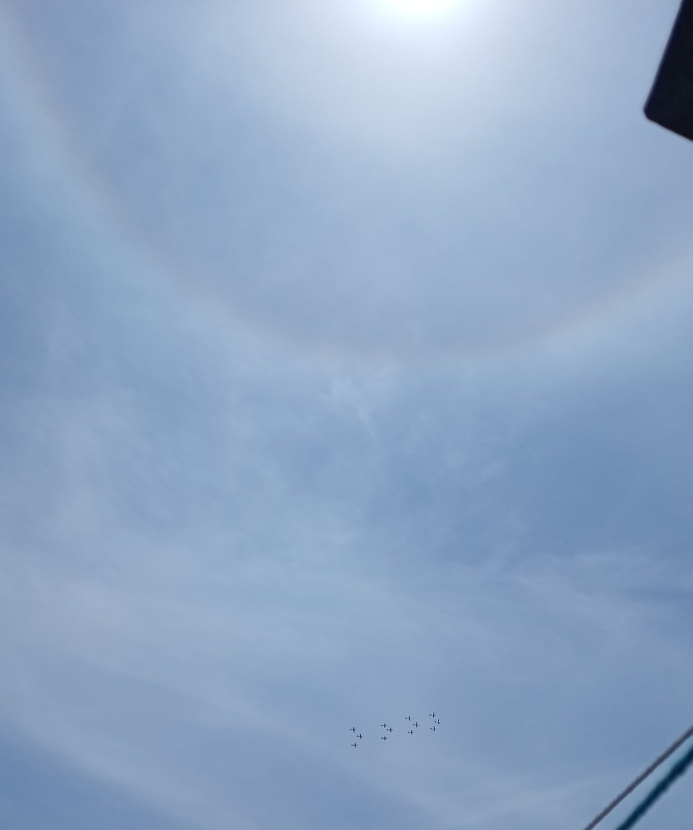 DesertRose1920's tweet photo. Halo solar en el desfile de aviones
#DesfileCívicoMilitar2026
#HaloSolar https://t.co/gEK28b2MSk