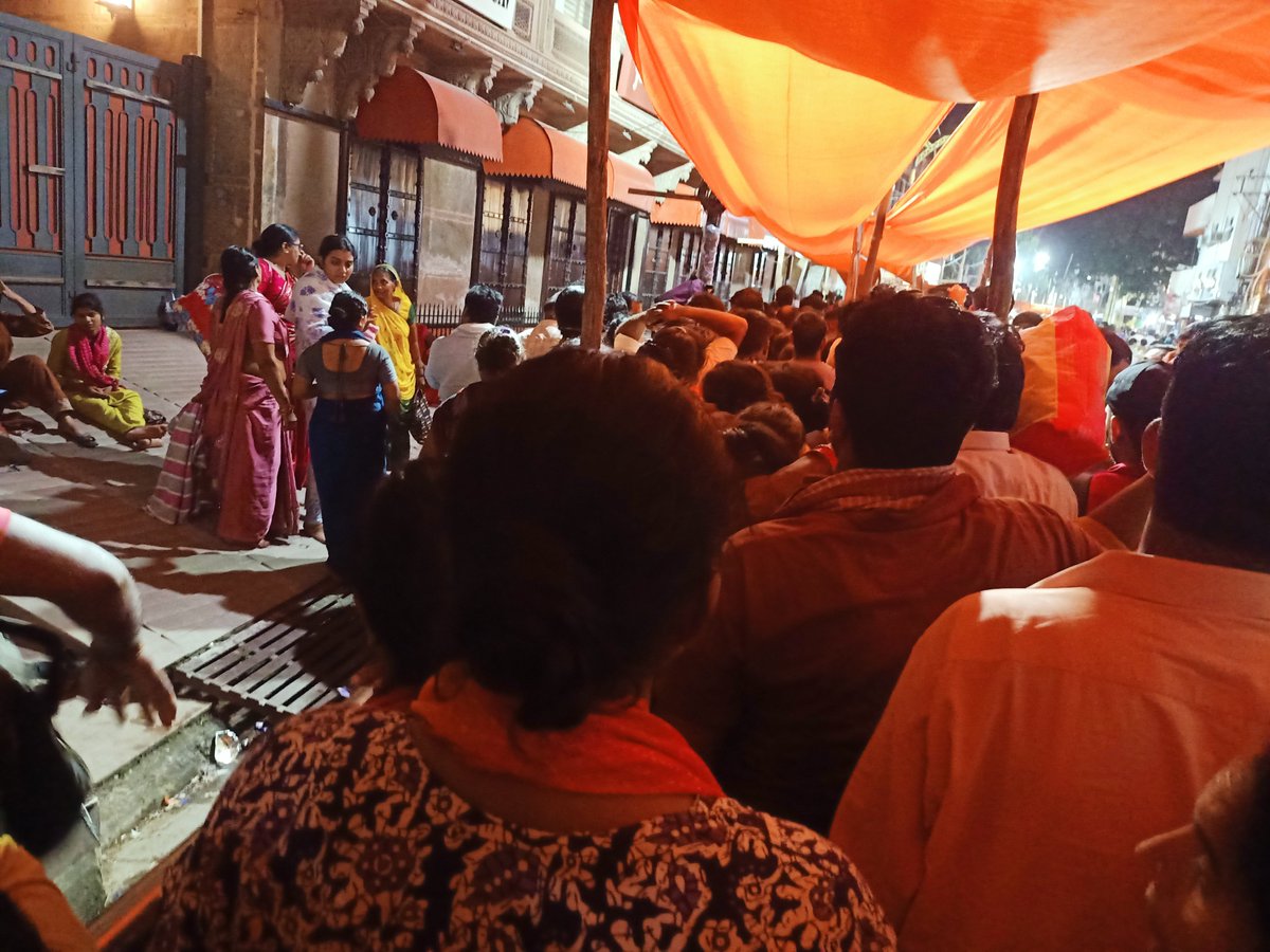 rashtriyahindud's tweet photo. @varanasipolice द्वारा लोलार्क मेला की लाइनें में हर बीस कदम पर बैरिकेडिंग खुला छोड़ दिया गया है जहां से लगातार बाहरी लोग बीस पच्चास की संख्या में घुस कर भगदड़ कर रहे और विवाद खड़ा हो रहा है।खुले बैरिकेडिंग के पास कोई पुलिस प्रशासन भी नहीं है। संज्ञान में लें विवाद खड़ा हो रहा है https://t.co/yCG9fhTlIm