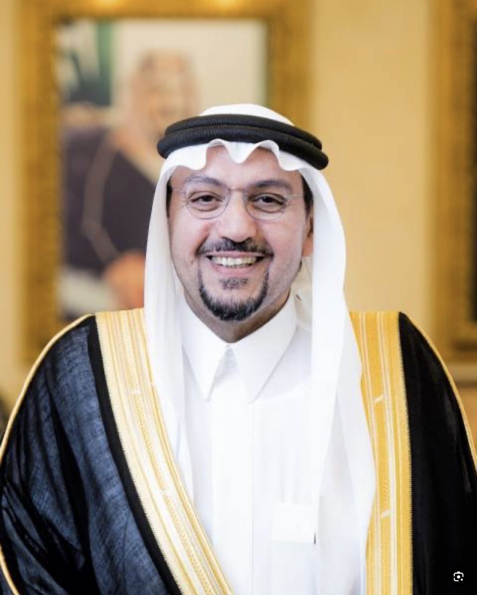 alhdythoffical's tweet photo. أمير القصيم.. ثقة تتجدد وفرحة تتواصل
------------------------------------
حين تُجدد الثقة… تبتسم القصيم
بعض الأخبار لا نقرأها فقط بل نشعر بها.
وبعض القرارات لا تكون مجرد كلمات تُعلن، وإنما تكون فرحة تسكن القلب، وتجد طريقها إلى وجوه الناس وقلوبهم.
وحين جاء خبر تجديد الثقة بسمو أمير منطقة القصيم، والتمديد لسموه أربع سنوات، شعرت أن الفرح هذه المرة مختلف؛ لأنه فرحٌ بأميرٍ أحبّه أهل القصيم، وفرحٌ بمسيرةٍ عشنا تفاصيلها ورأينا أثرها في منطقتنا.
نفرح لأننا نعرف أميرنا، ونلمس حرصه، ونرى اهتمامه بالقصيم وأهلها.
نفرح لأن السنوات الماضية حملت الكثير من العمل والإنجاز، ولأن سموه كان حاضرًا في تفاصيل المنطقة، قريبًا من أهلها، حريصًا على أن تستمر القصيم في مسيرتها نحو مزيد من التنمية والتقدم.
وأنا كابنة من بنات هذه المنطقة، لا أستطيع أن أكتب عن هذه المناسبة بلغة الأرقام وحدها لأن هناك شيئًا أكبر من الأرقام هناك شعووووور
شعور بأن أميرًا نحبّه سيواصل معنا أربع سنوات أخرى.
شعور بأن المسيرة التي اعتدنا أن نرى فيها الطموح والعمل ستستمر بإذن الله.
وشعور بالفخر حين نرى منطقتنا تكبر وتتطور، ونرى قائدها الإداري يحمل طموحها، ويعمل من أجل أهلها.
ولعل أجمل ما في تجديد الثقة أنه يحمل في معناه تقديرًا لمسيرة، وثقةً باستمرار العطاء، وأملًا بما هو قادم.
ومن القلب أقول لسمو أمير منطقة القصيم:
مبارك لنا بك قبل أن نبارك لك.
مبارك للقصيم استمرارك أميرًا لها، ومبروك لأهلها أربع سنوات جديدة من العطاء والعمل.
اسأل الله أن يجعلها سنوات خير وبركة وإنجاز، وأن يمدك بعونه وتوفيقه، وأن يكتب لك في كل خطوة أثرًا طيبًا، وفي كل عمل أجرًا، وفي كل إنجاز فرحةً لأهل القصيم.
يا سمو الأمير
قد لا تستطيع الكلمات أن تختصر حجم المحبة، وقد تعجز العبارات عن وصف فرحتنا، لكنني على يقين أن أجمل ما يمكن أن يُقال في مثل هذه المناسبة هو:
من قلب القصيم… شكرا ومبارك لنا ثقةٌ تتجدد وأربع سنوات نستقبلها بالفرح والدعاء.
حفظ الله وطننا وقيادتنا الرشيدة، وأدام على بلادنا أمنها وعزها وازدهارها، ووفق الله أمير القصيم لكل ما فيه خير المنطقة وأهلها

بقلم إبنتكم :- بدرية عبدالعزيز 
القصيم - بريدة