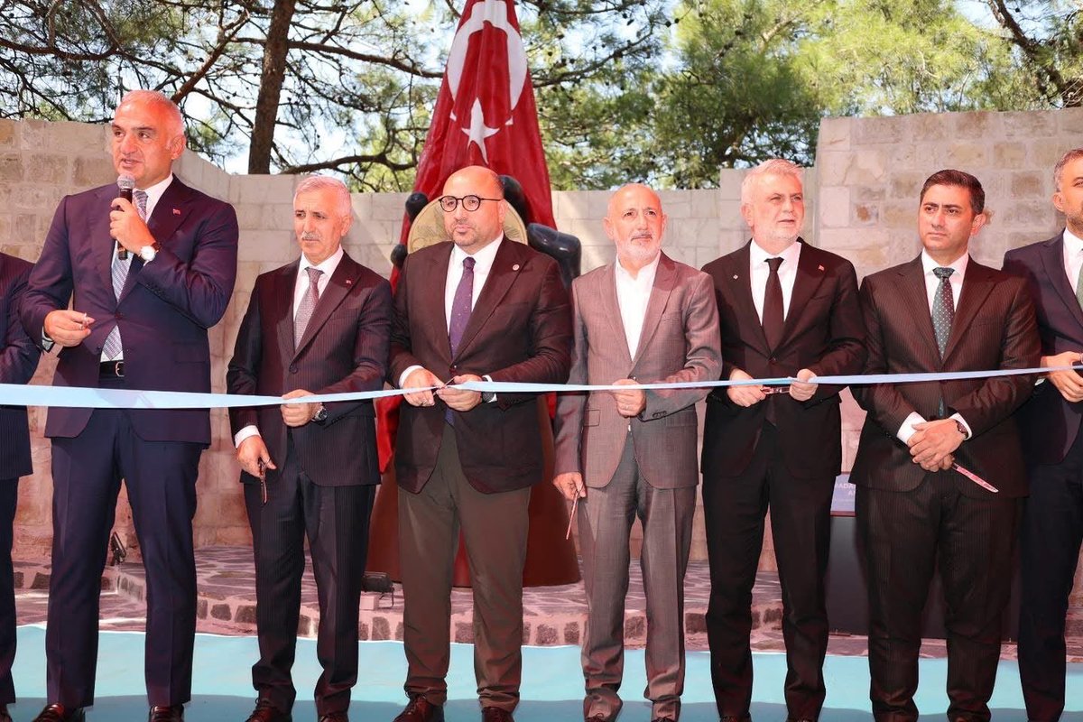 Ali_Oztunc's tweet photo. 5000 yıllık geçmişiyle nice medeniyetlere tanıklık eden Tarihî Maraş Kalesi’nin, Kültür ve Turizm Bakanlığı nezdinde restorasyonunun tamamlanmasının ardından yeniden ziyarete açılış törenine katıldık.
Kadim tarihimizin önemli miraslarından biri olan Maraş Kalesi’nin yeniden hemşehrilerimizle buluşmasında emeği geçen herkese teşekkür ediyorum.