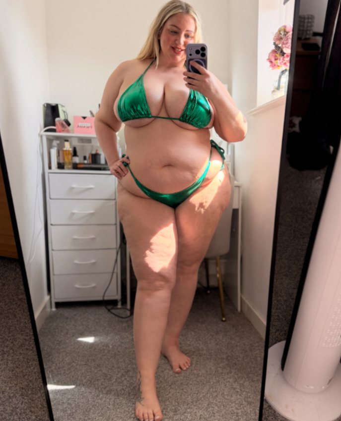 bexxforyou's tweet photo. dont stare too much 🤭 https://t.co/WOR8FMHpkm