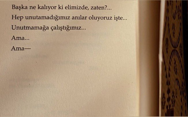 i_r_e_mmm's tweet photo. Başka ne kalıyor ki elimizde, zaten?…

Hep unutamadığımız anılar oluyoruz işte…

Unutmamağa çalıştığımız…

Ama…

Ama—

oruç aruoba https://t.co/NNrno2x2A8