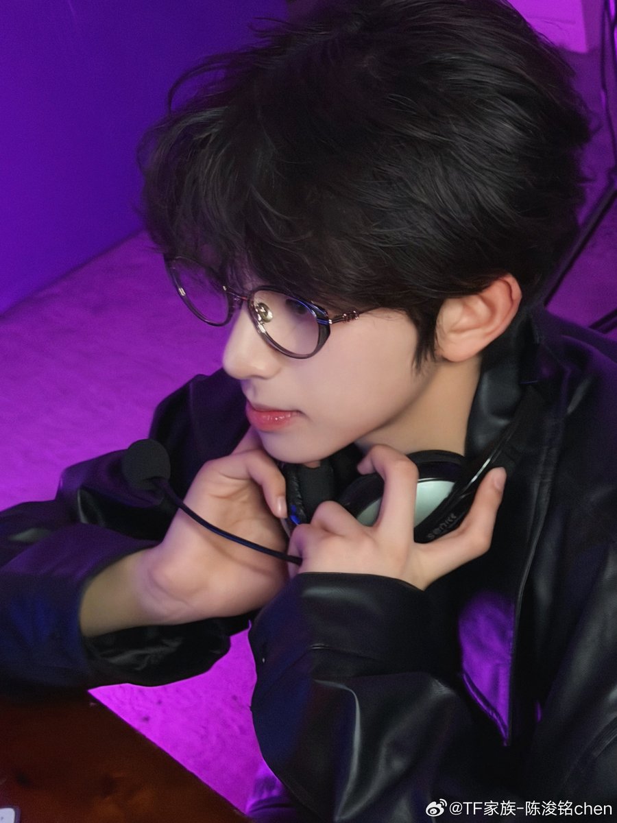 dim792xx's tweet photo. 陈思罕这个cha老把他衣服看成中间那块是透纱材质......感觉骚透了
浚铭今天吉米叔叔上线把这个陈思罕上了好吗 https://t.co/QOINizJ8i6