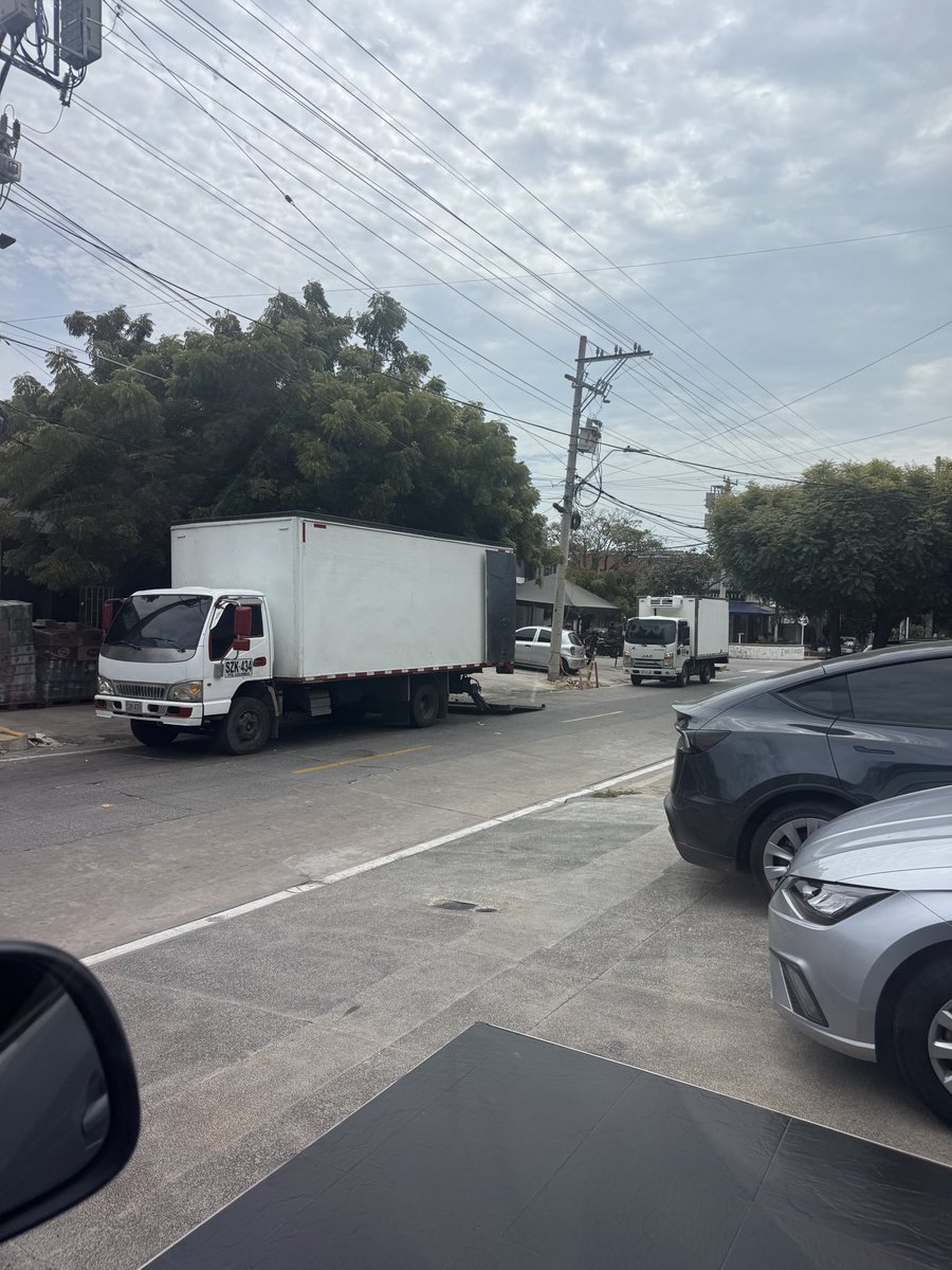 ouia58's tweet photo. Rappi se pasa por la faja las señales de  @TransitoBaq ; Cra 65 calle 80, colocaron avisos y no les prestan atención. Que más hay que hacer? @ExtraNoticiasCo @ControlUrbanoBq https://t.co/ChIRRgLNv3
