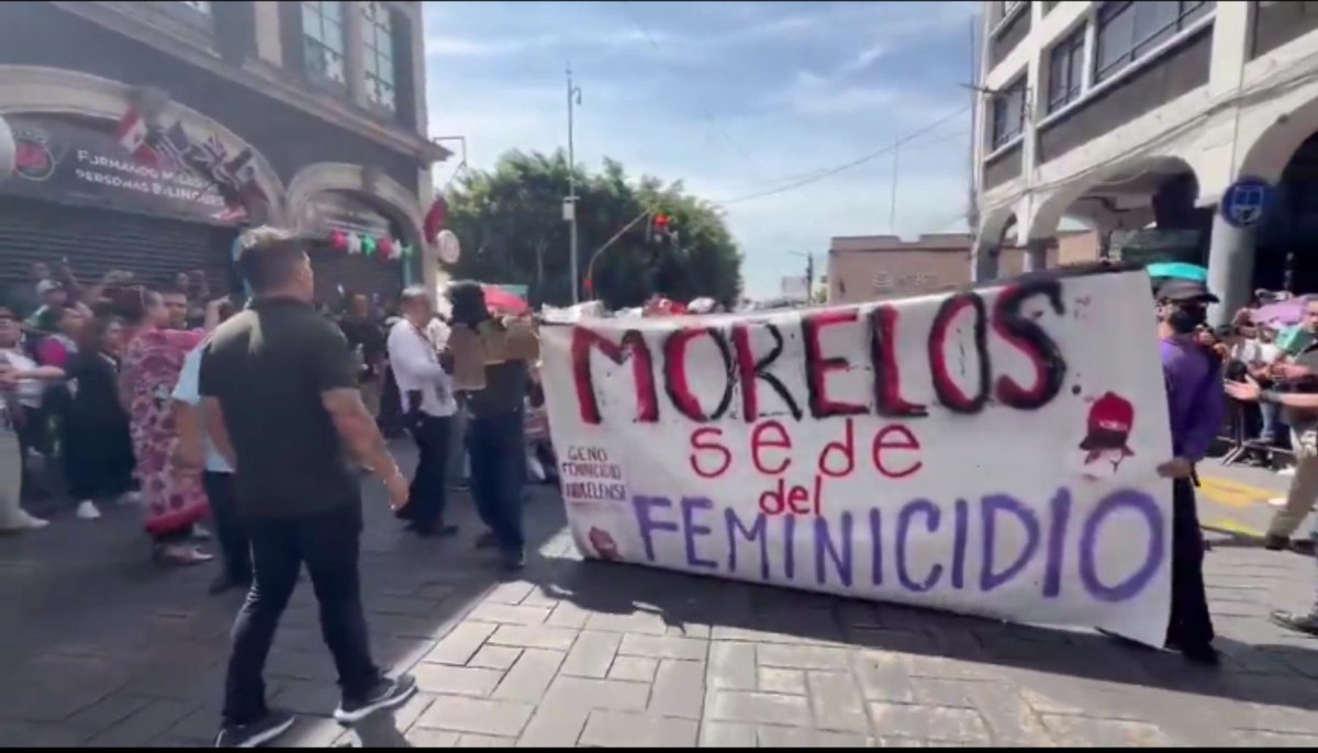 chascen50's tweet photo. @azucenau Es la realidad de un gobierno incompetene y corrupto el de Morelos también cerrado al diálogo directo tan es así que se retiró la gobernadora morenista cuando aparecieron las mujeres a visualizar un problema estatal que es la inseguridad y los feminicidios. https://t.co/1A2FYgxVPH