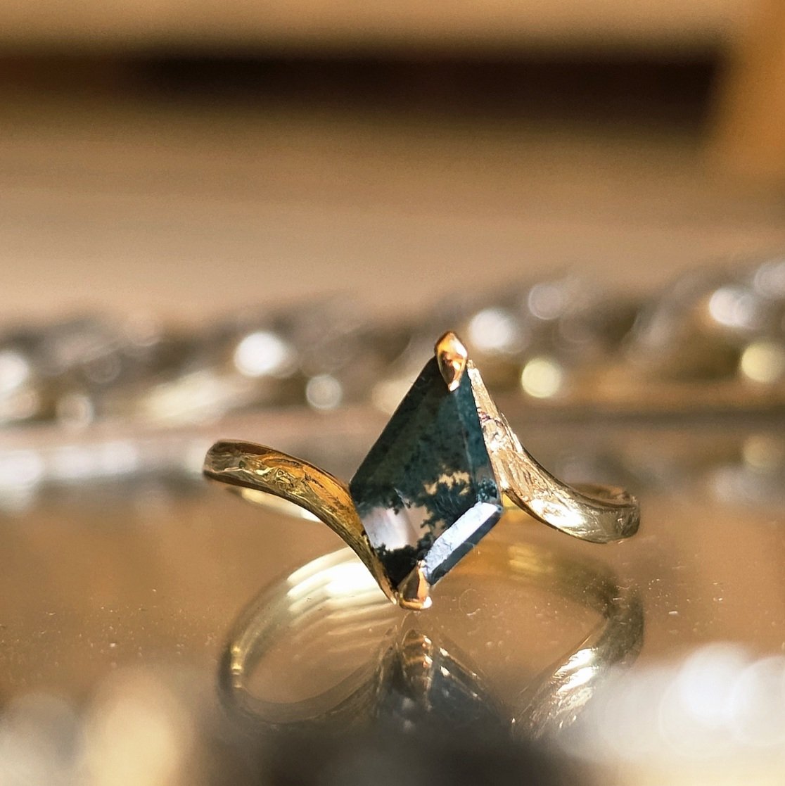 MacielAtelie's tweet photo. Anel flora, forjado a mao em ouro 18k aqui no Maciel Ateliê para um pedido de casamento 🥺💍🤏🏼

Será que ela aceita? https://t.co/VQ9ICPraE4
