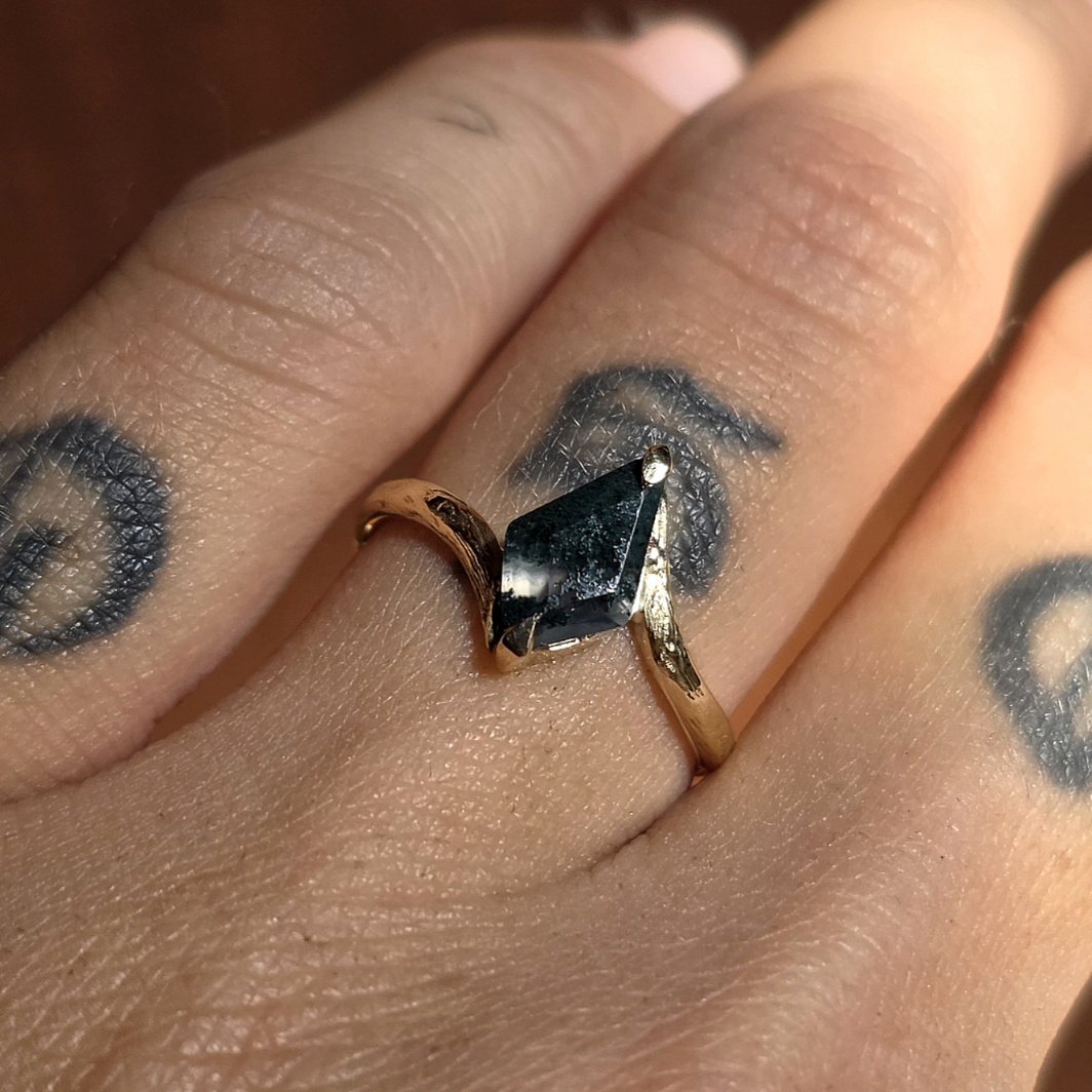MacielAtelie's tweet photo. Anel flora, forjado a mao em ouro 18k aqui no Maciel Ateliê para um pedido de casamento 🥺💍🤏🏼

Será que ela aceita? https://t.co/VQ9ICPraE4