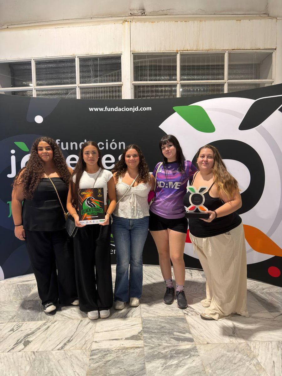 Vva_BlackStorks's tweet photo. 🏃‍♀️ En el 2025 organizamos el ♀ primer equipo femenino, compitiendo en la LFFE y viajando hasta la 🏟 Women's Flag Bowl.

Además de los grandes éxitos que nuestras jóvenes nos están regalando representando a la 🇪🇸 selección española femenina SUB17 por ya tres años consecutivos. https://t.co/ryID6lXj2P