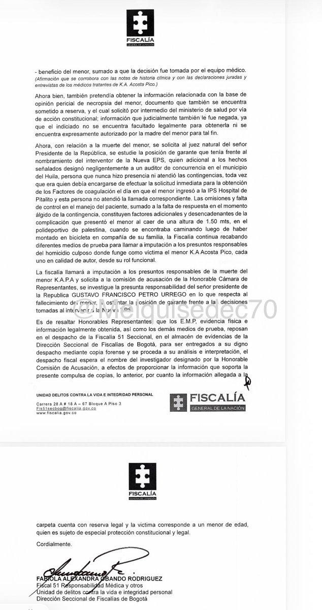 Melquisedec70's tweet photo. Atentos. Primicia.
Esta es la compulsa de copias que hizo la @FiscaliaCol a la Comisión de Acusaciones de la Cámara de Representantes para que "se investigue la conducta punible en la que se infiere razonablemente pudo incurrir el señor Presidente de la República, GUSTAV0 FRANCISCO PETR0 URREGO", por posible conducta penal de violación de datos personales, tras la muerte del niño Kevin Acosta, que sufría de hemofilia.

La Fiscalía relata que Petro le endilgó, inicialmente la responsabilidad a la madre del niño por haberse trasladado de región; que luego atribuyó su muerte a dejarlo montar en bicicleta y después a no haber permitido ella, supuestamente, que el menor no fuera intervenido. Y finalmente divulgó ilegalmente la historia clínica del niño fallecido.