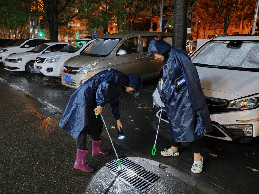 citrt214718's tweet photo. A stranger helped me pick up all my spilled groceries in the rain today—small kindness that made my whole day. https://t.co/ym7zM6y6Ik