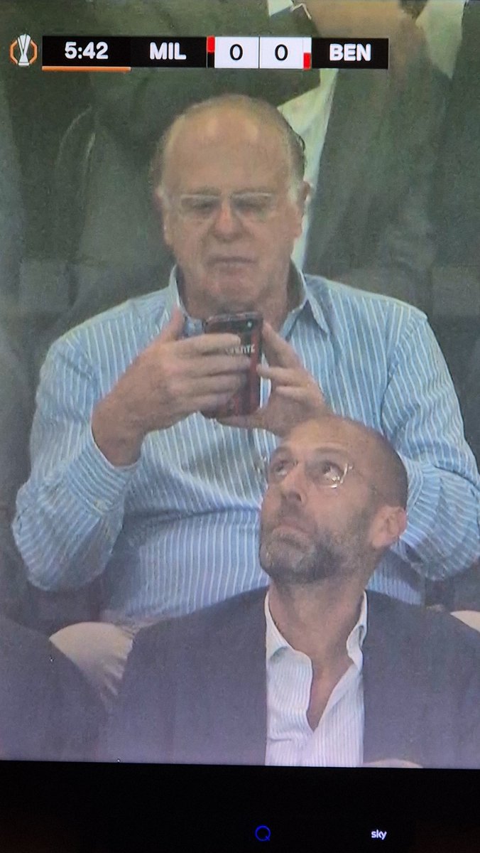 disagiavolo's tweet photo. Il nostro grande presidente che sta già consultando maps per evitare il traffico.
#MilanBenfica https://t.co/QjifLVB33Q