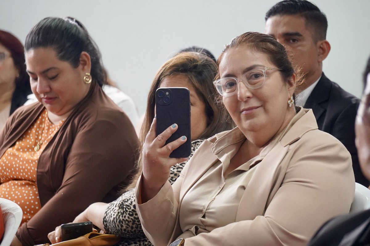 Evaluacion_Ec's tweet photo. 💬 Estos espacios de diálogo y escucha permiten aclarar dudas, recoger inquietudes y fortalecer la comunicación con nuestros docentes para avanzar juntos en el proceso de evaluación. #EvaluaciónDocente #EVDO #INEVAL #EvaluamosParaTransformar https://t.co/R3S3EbGgYU