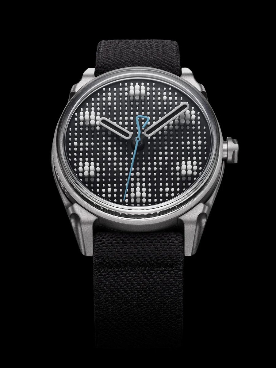 Refzerowatch's tweet photo. Kollokium released the Projekt 01 Variant H today.

Its die-cast steel case surrounds 488 hand-applied Lichtblock markers, packed with around two grams of Super-LumiNova. Inside is the dependable La Joux-Perret G101.

The first drop has already sold out, with the next batch due at the end of September.

It’s also the final iteration of Projekt 01. Three years after launching the brand with it, Kollokium is choosing to move on rather than endlessly iterate a successful design.